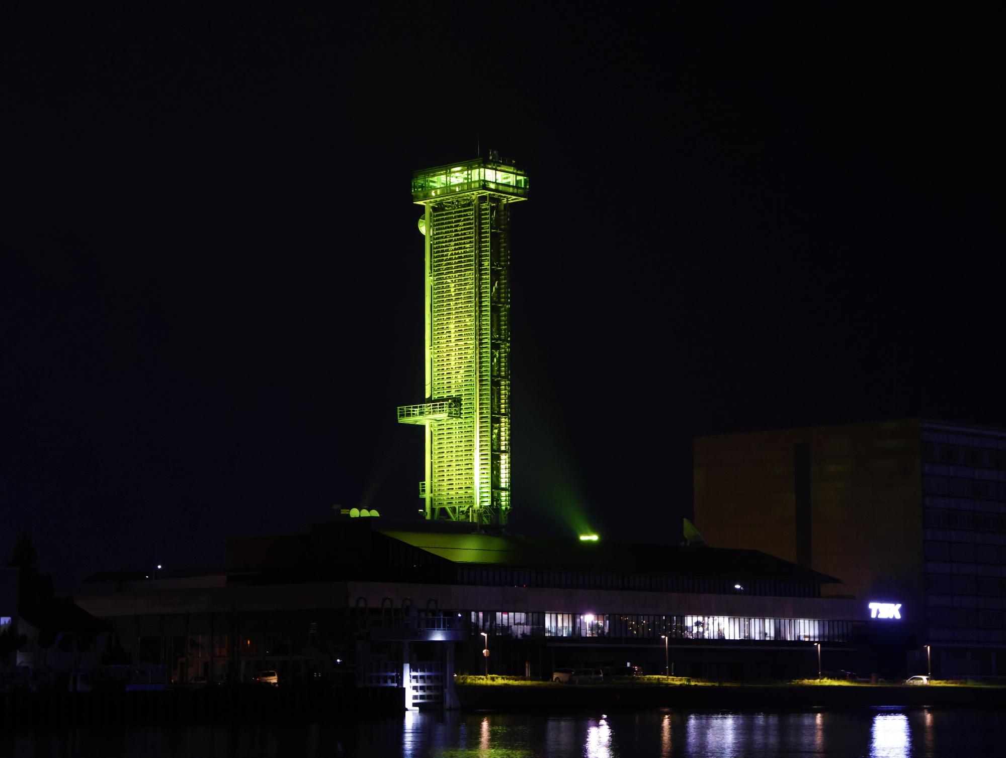 TSKさんいん中央テレビ鉄塔イエローライトアップ画像