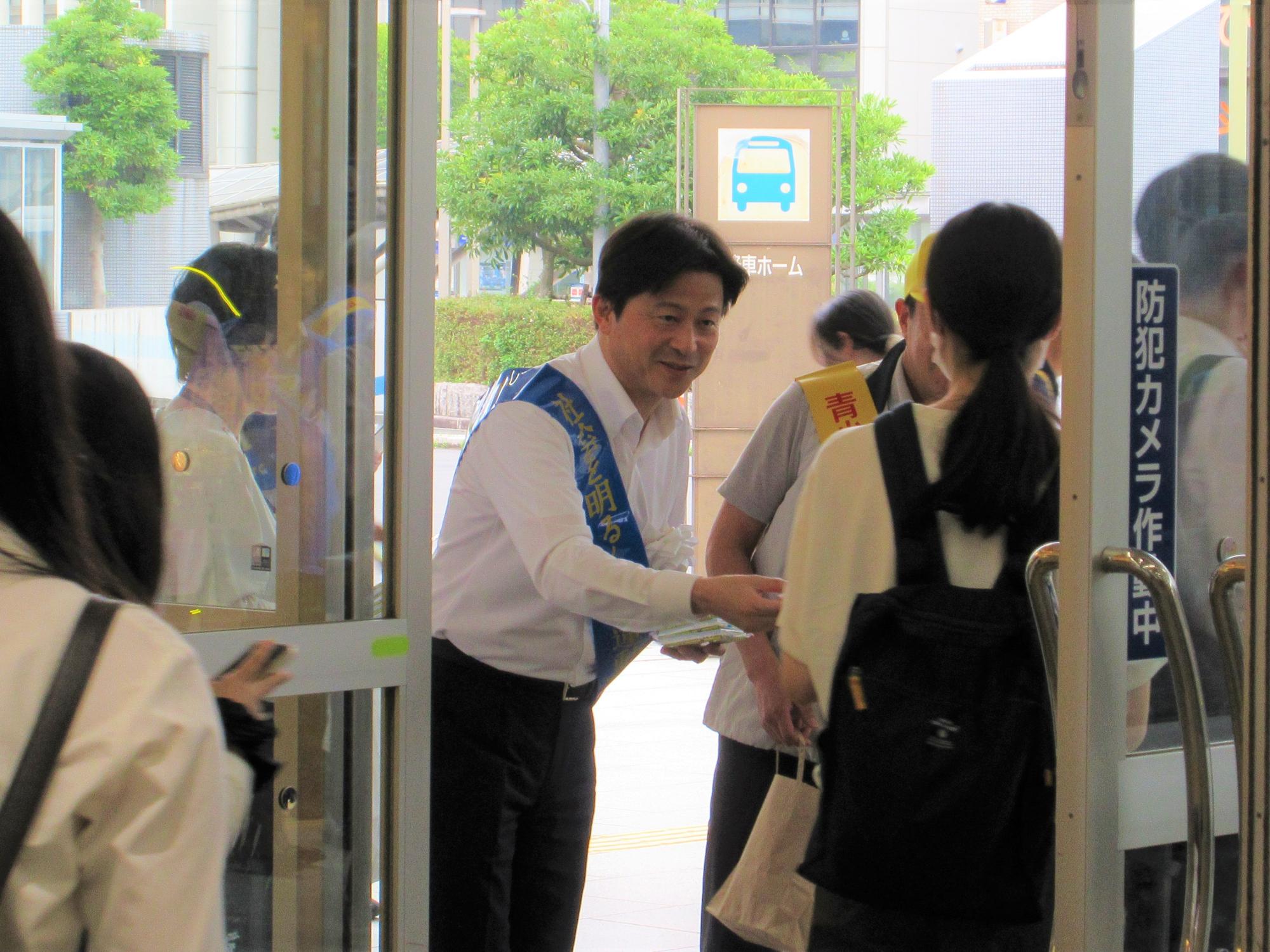 啓発物資を配布する上定市長