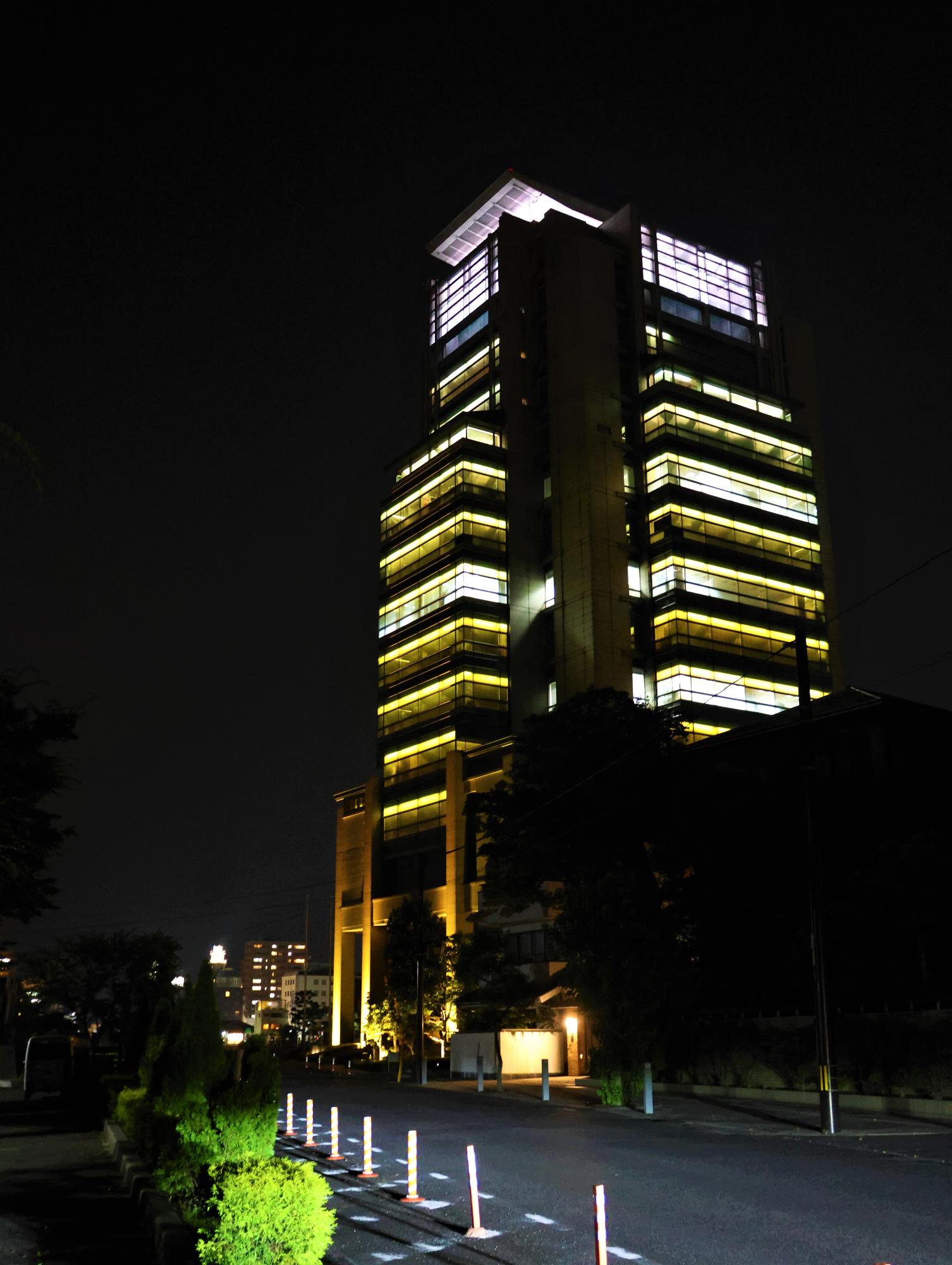 山陰合同銀行本店ビルイエローライトアップ画像