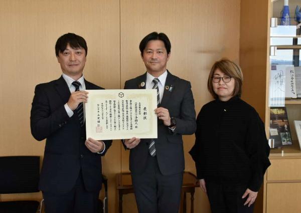 大昌下手代表取締役社長、上野代表取締役専務と上定市長の記念写真