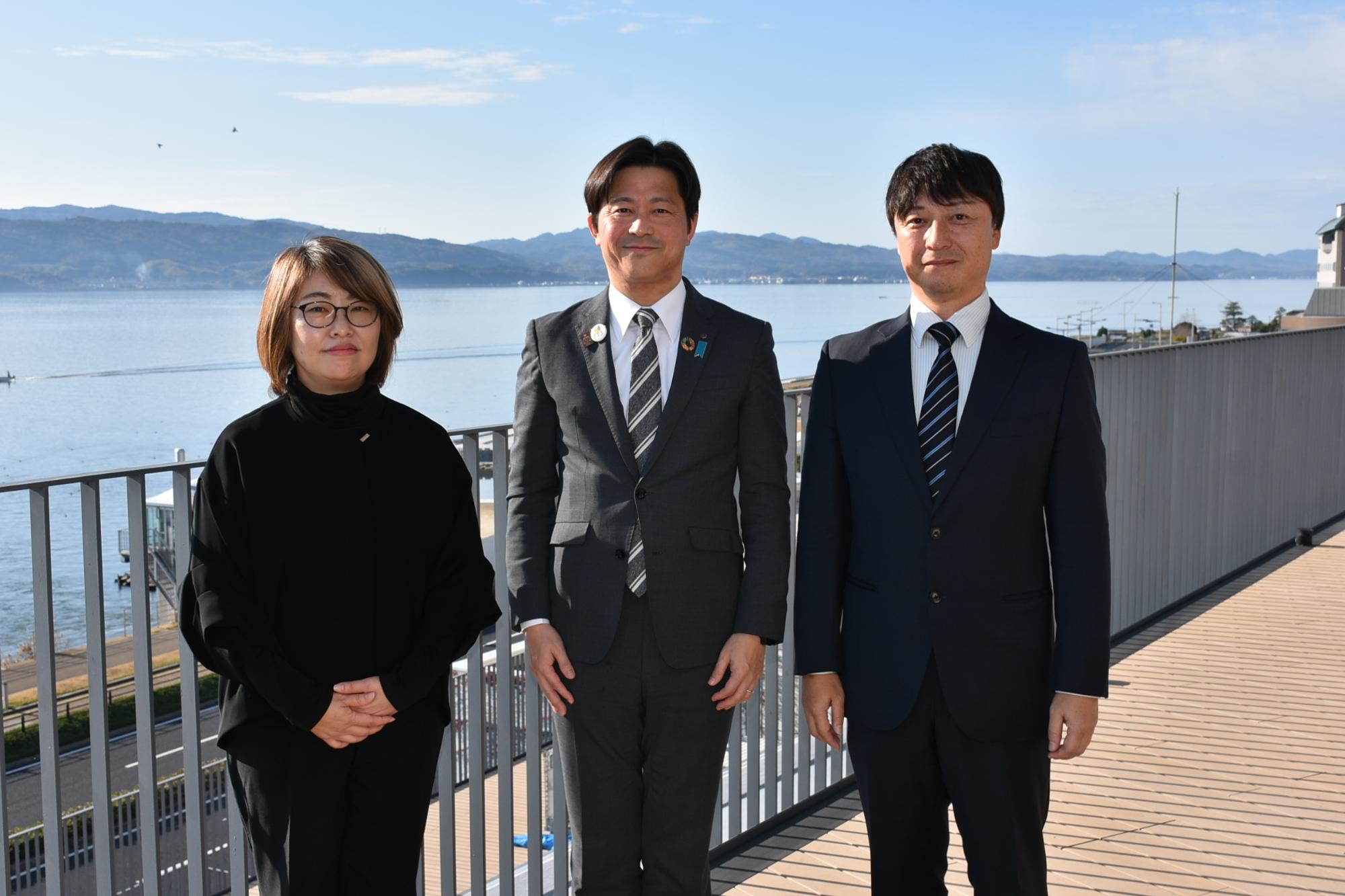 宍道湖を背景にテラスで記念撮影