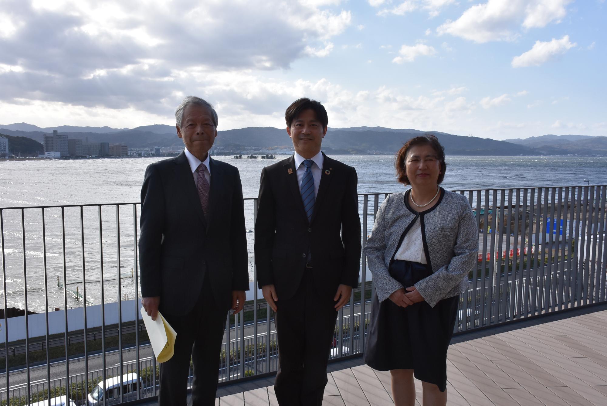 宍道湖と嫁が島をバックに撮影