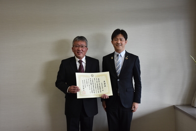 表彰を受けられた大谷様と上定市長