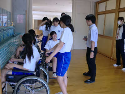 車いす体験の様子(鹿島中)