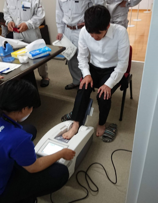 【出前健康講座】骨密度測定の様子