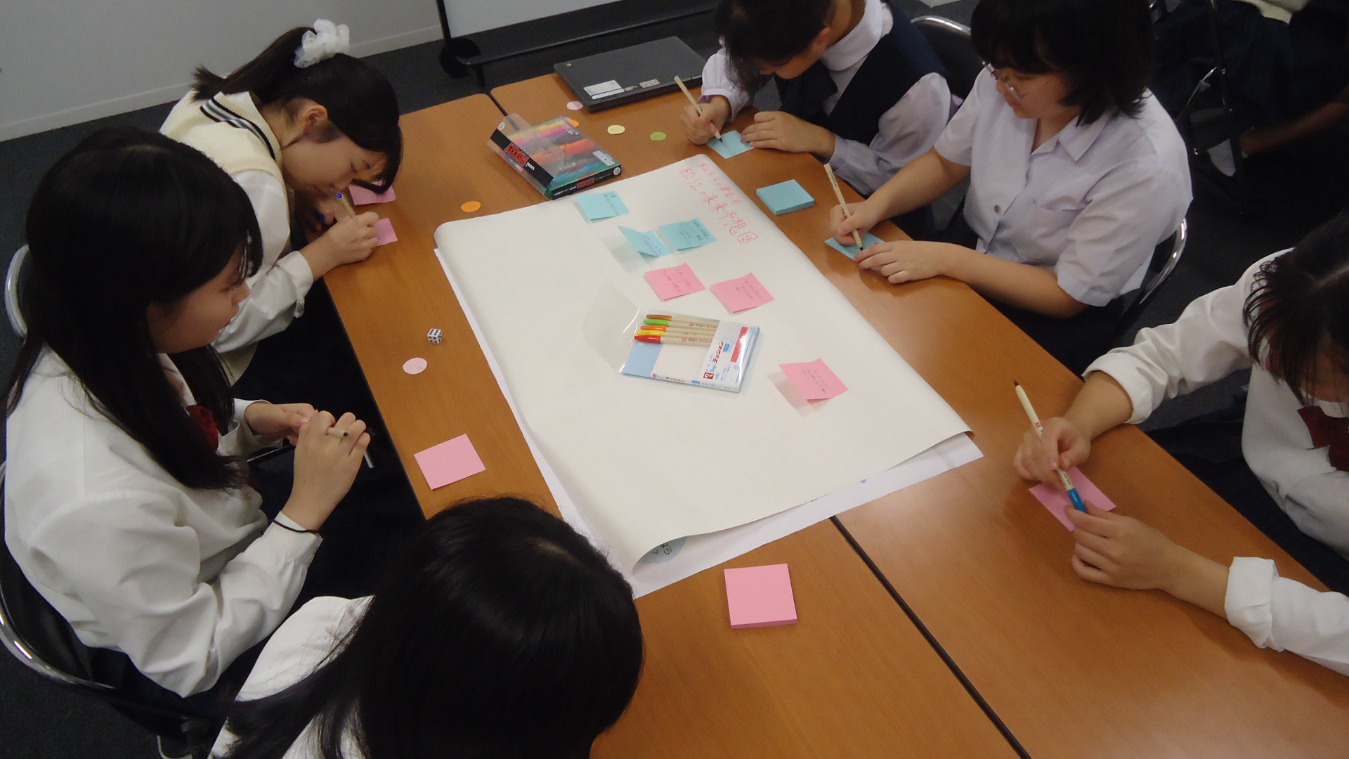 付箋に書く様子