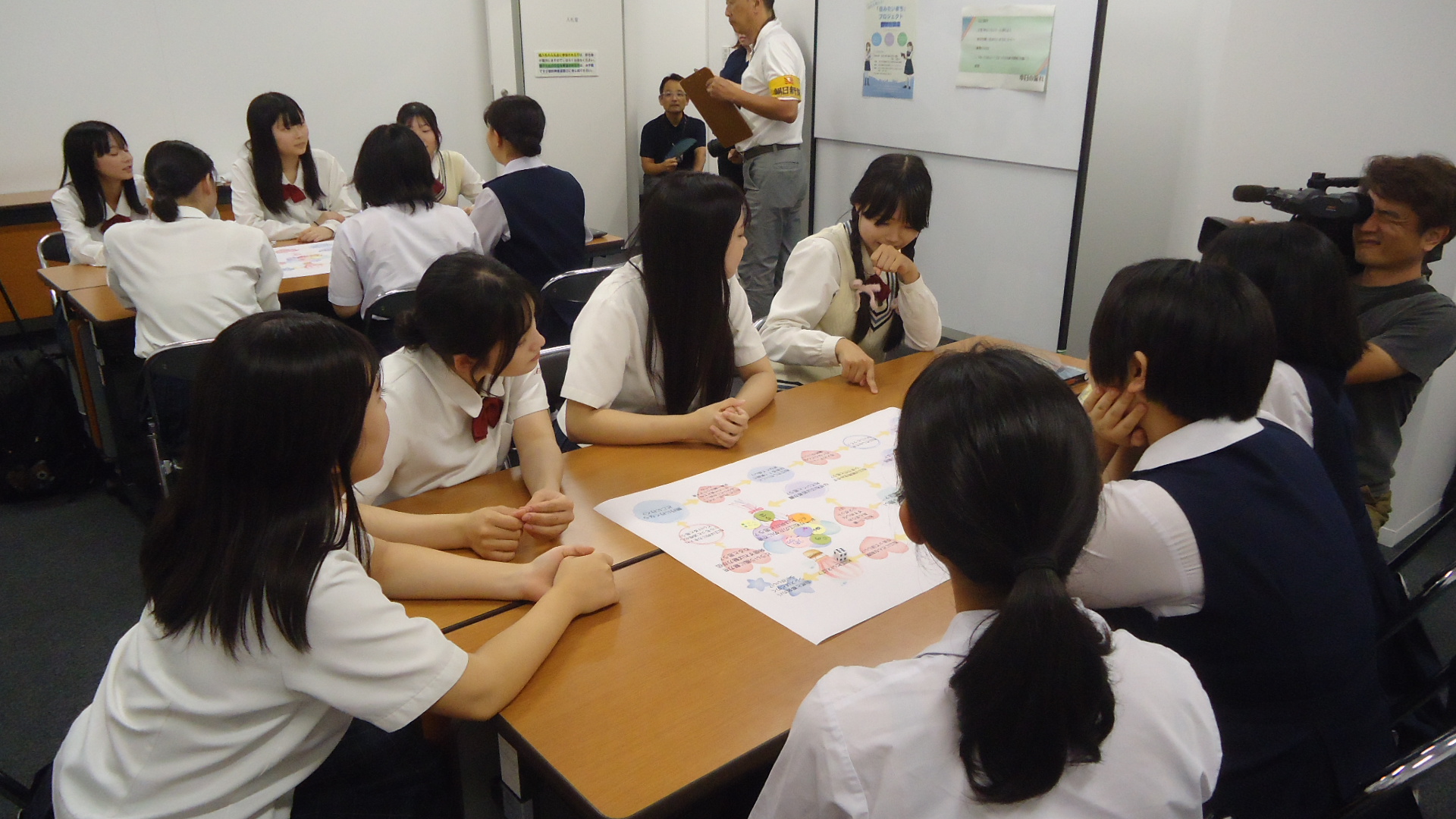 話し合う様子