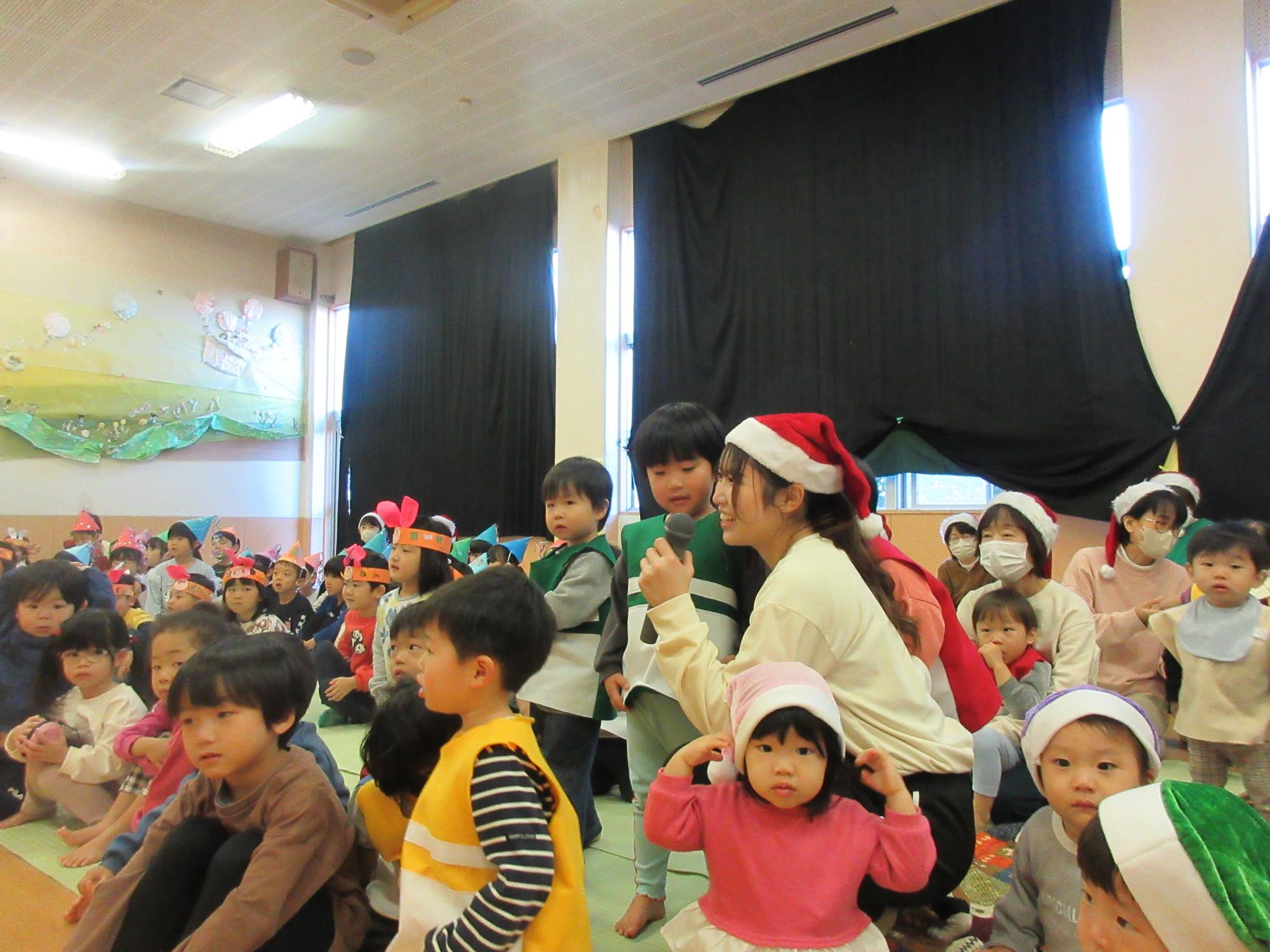 サンタクロースに質問しているところ