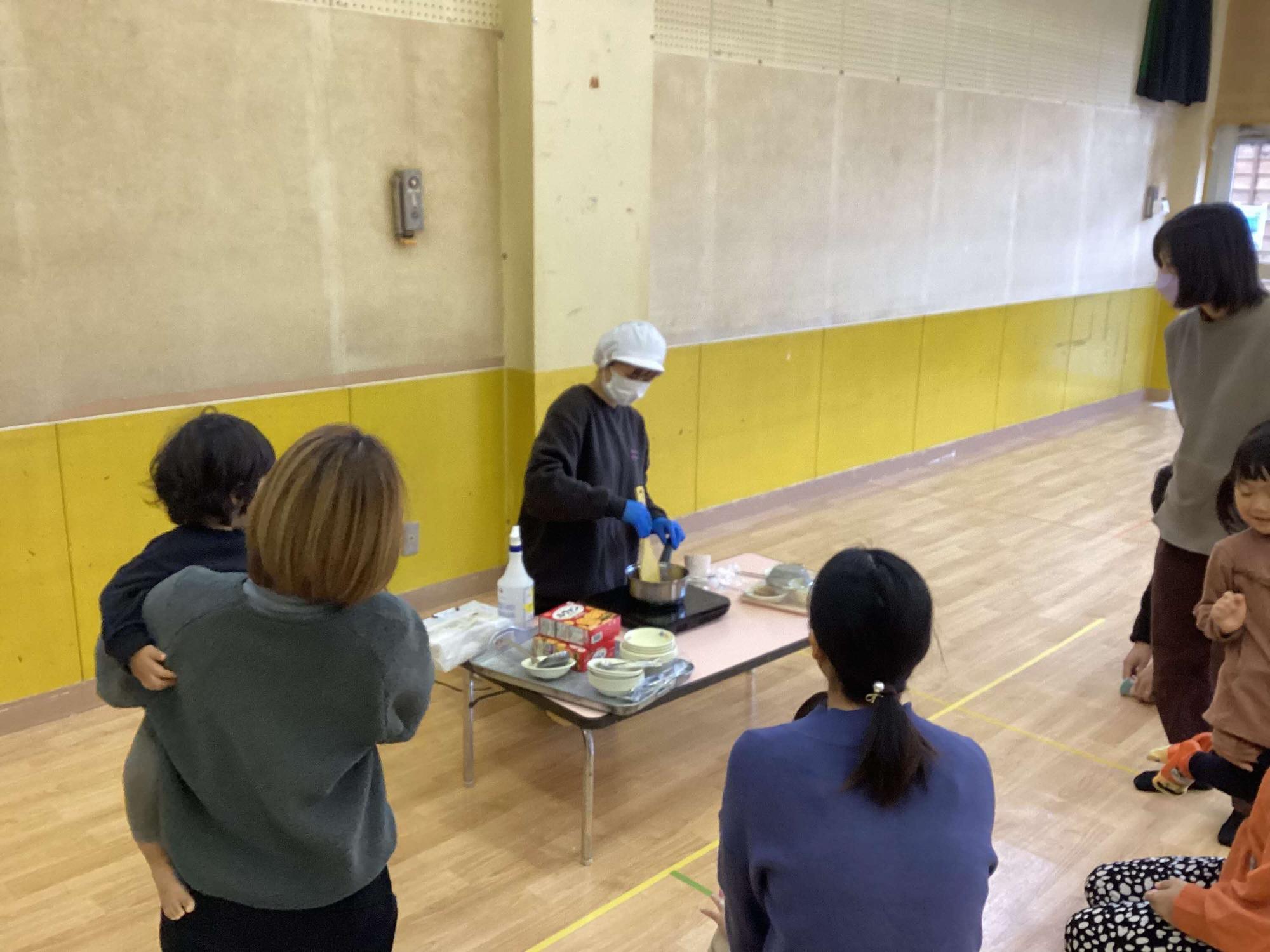 給食の先生が調理をしているところ