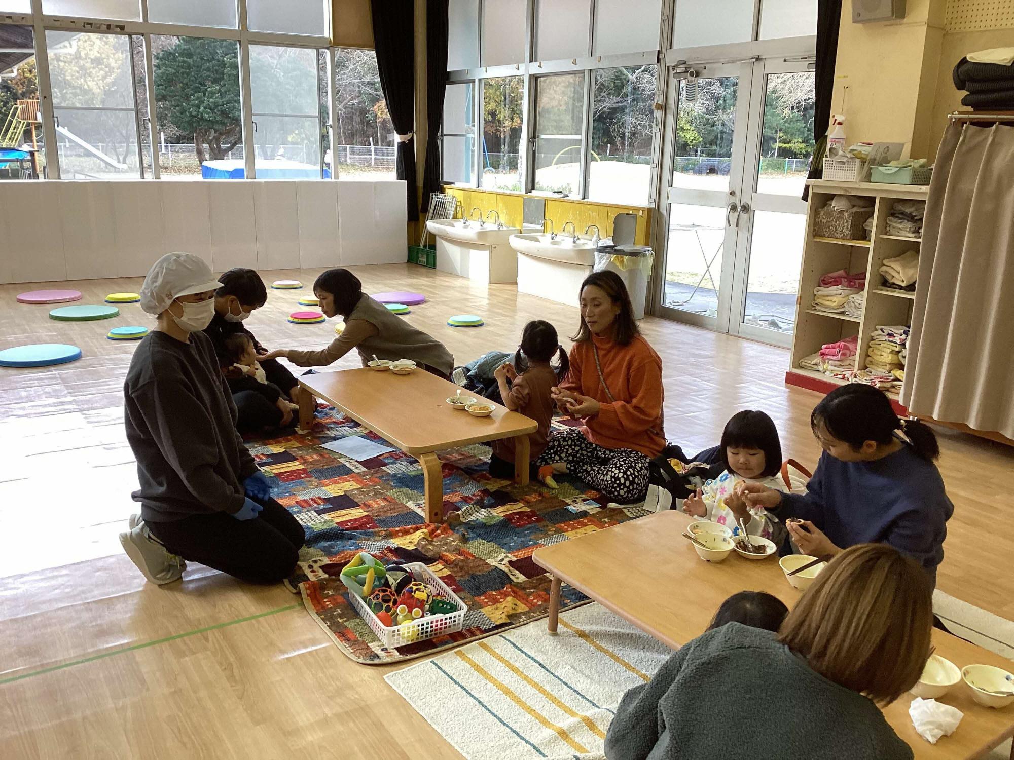 みんなで試食をしているところ
