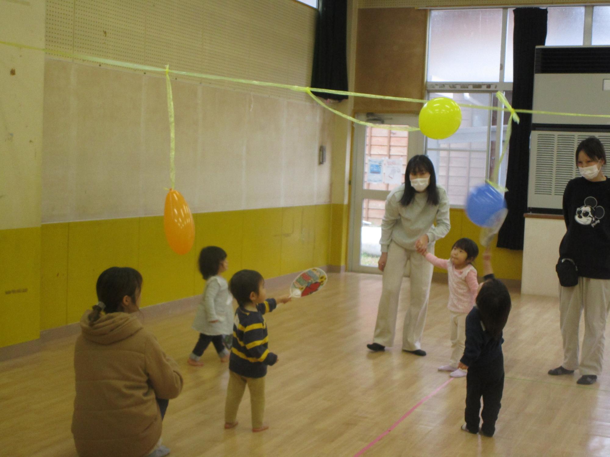 風船を吊るして、うちわで羽根つきごっこ