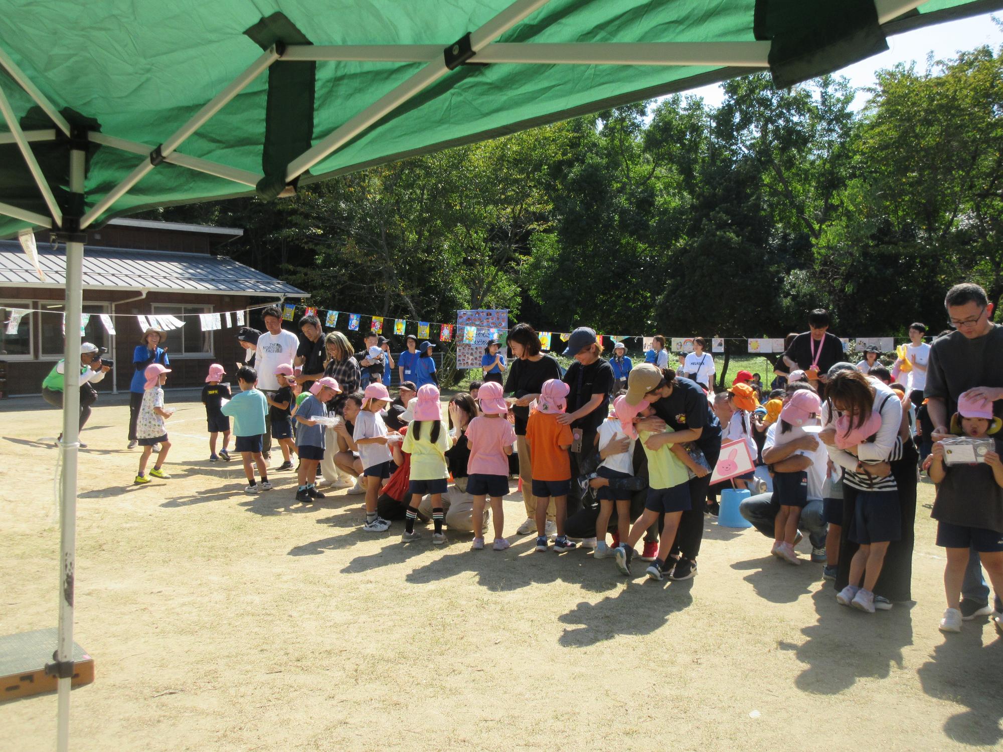 閉会式でお家の人と抱き合っているところ