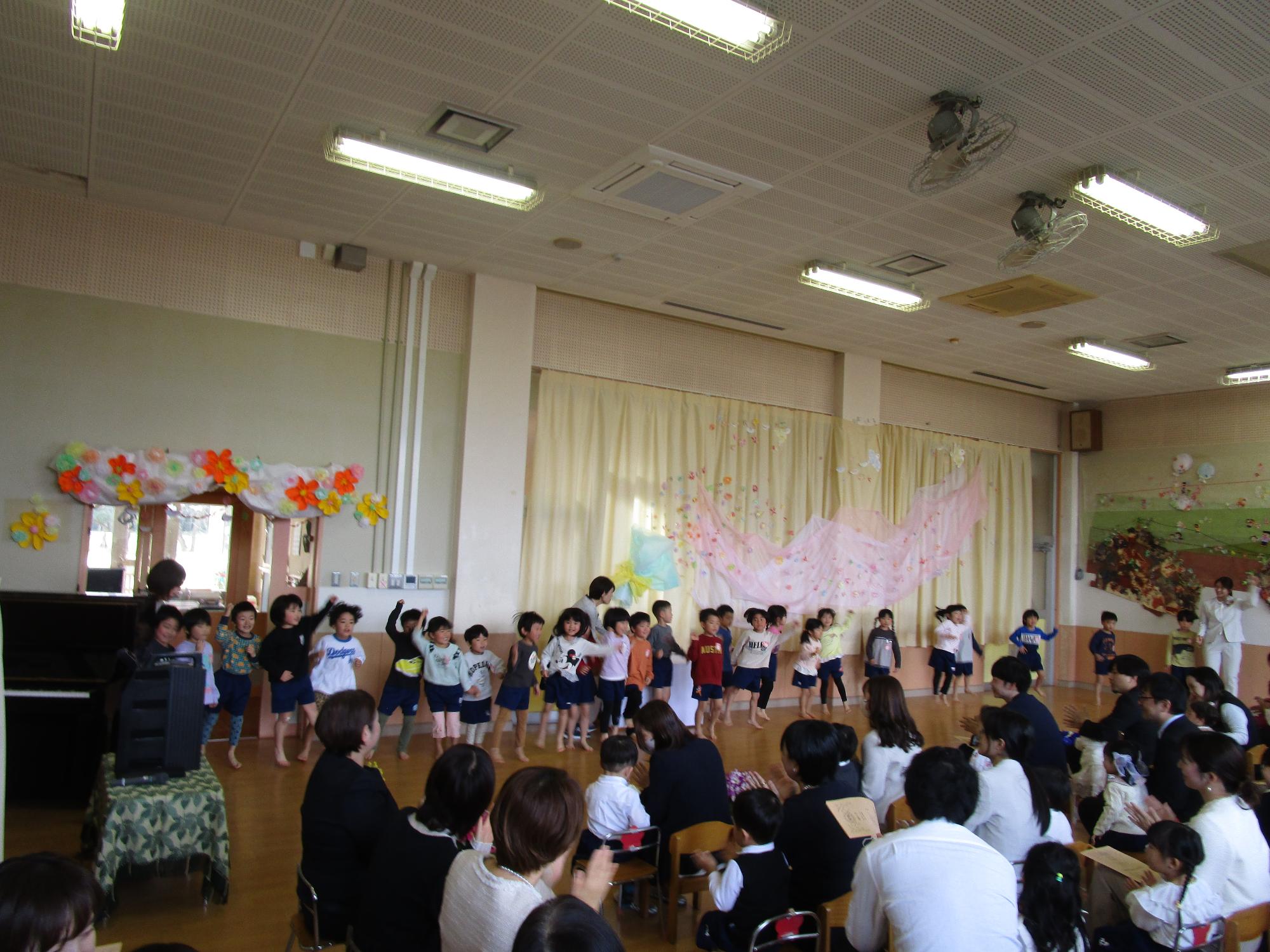 入園式で年長児が歓迎の歌と踊りを披露