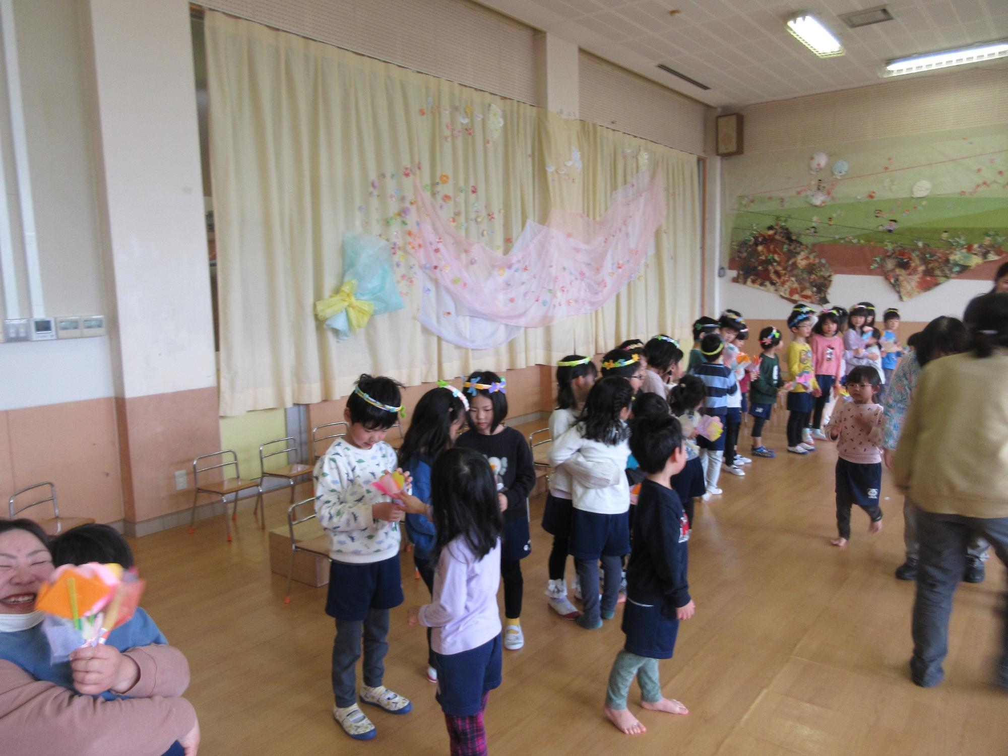お別れ会で年長児にプレゼントをあげているところ
