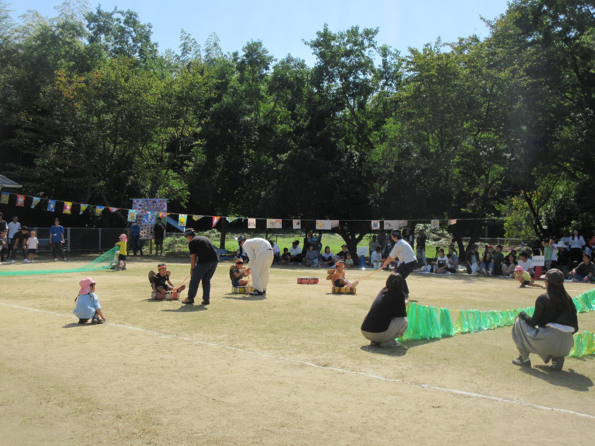 4歳児が親子競技をしているところ