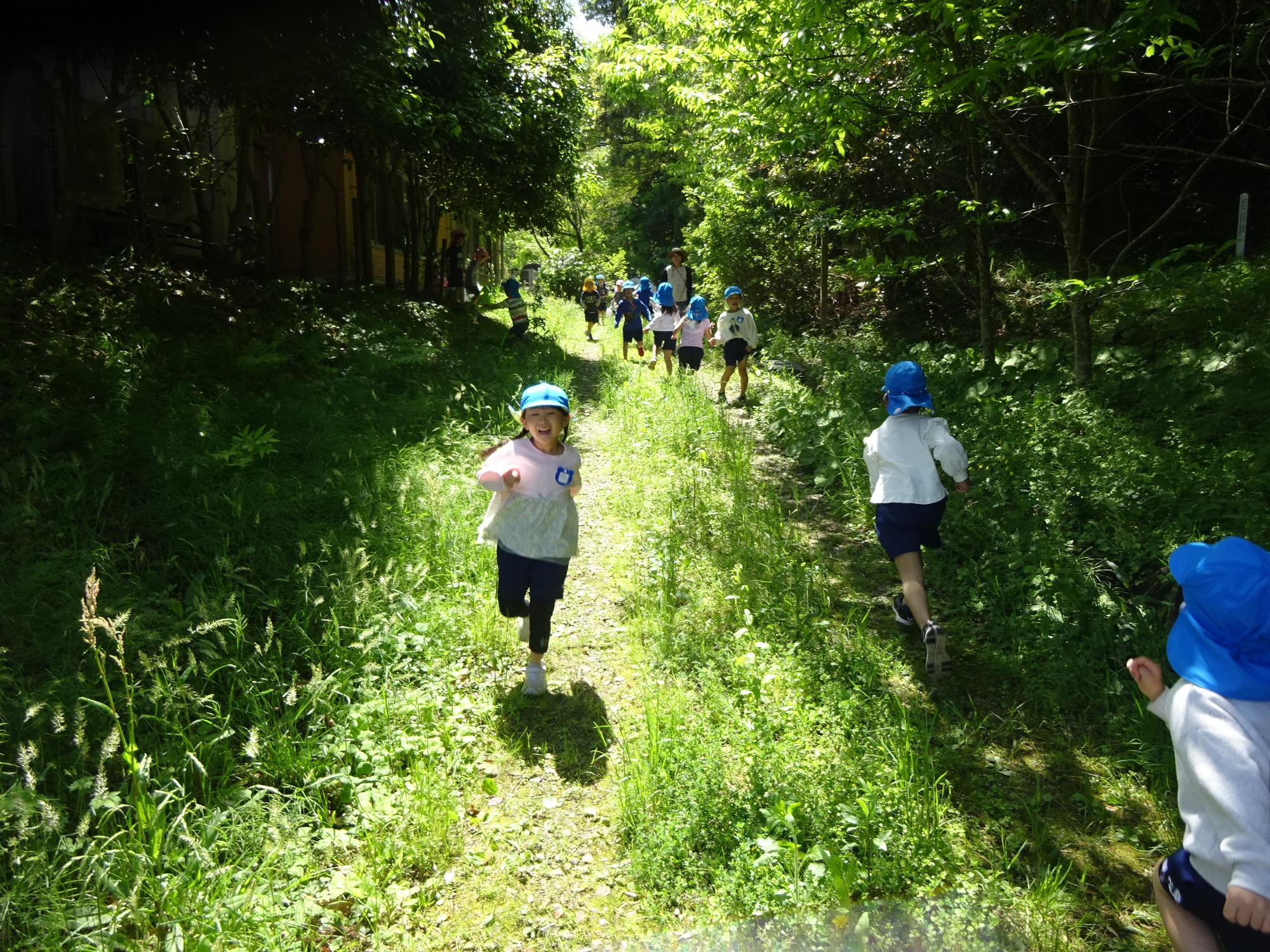うぐいす山のふもとで遊んでいるところ