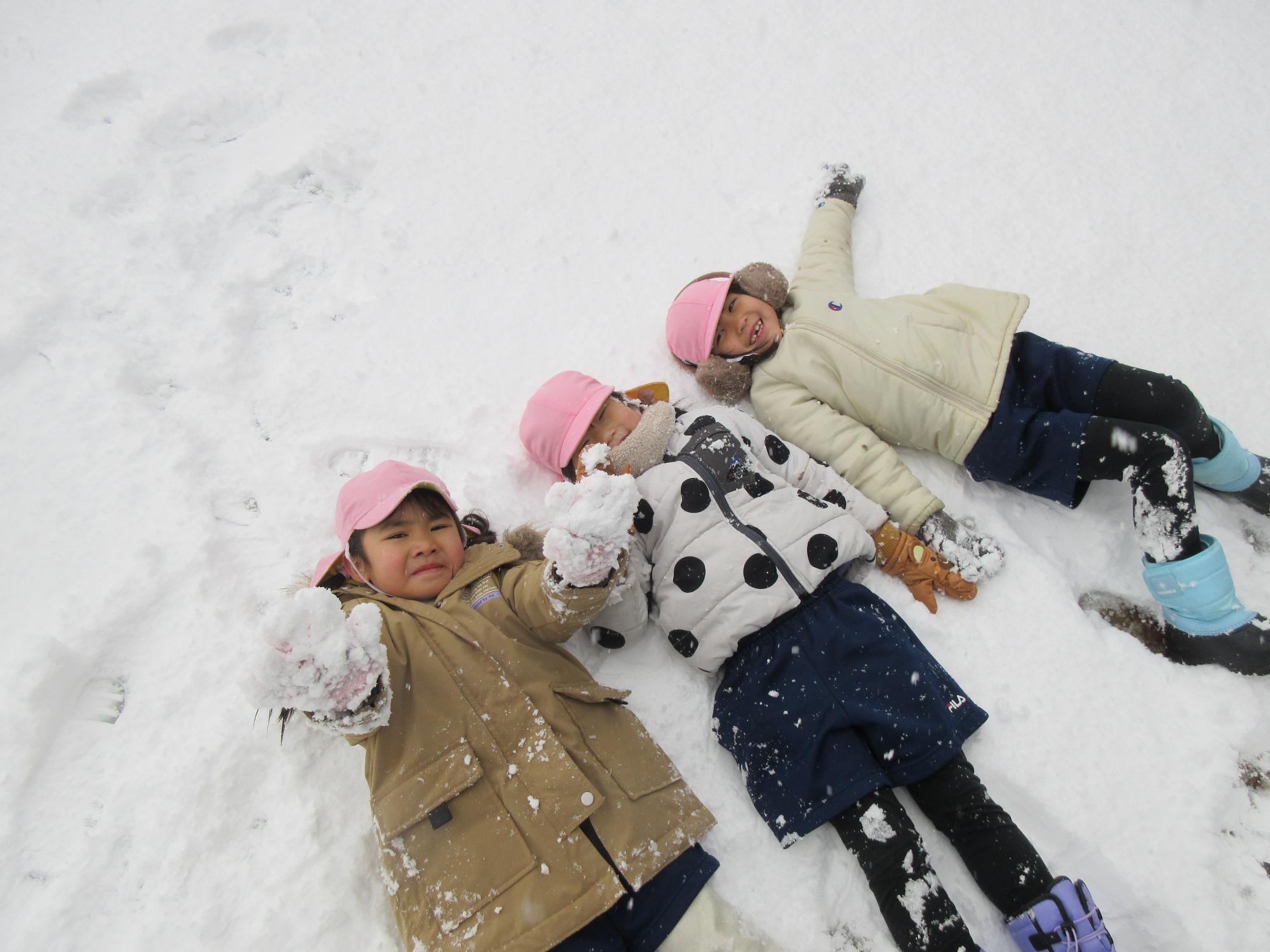 雪の上に寝転んでいるところ