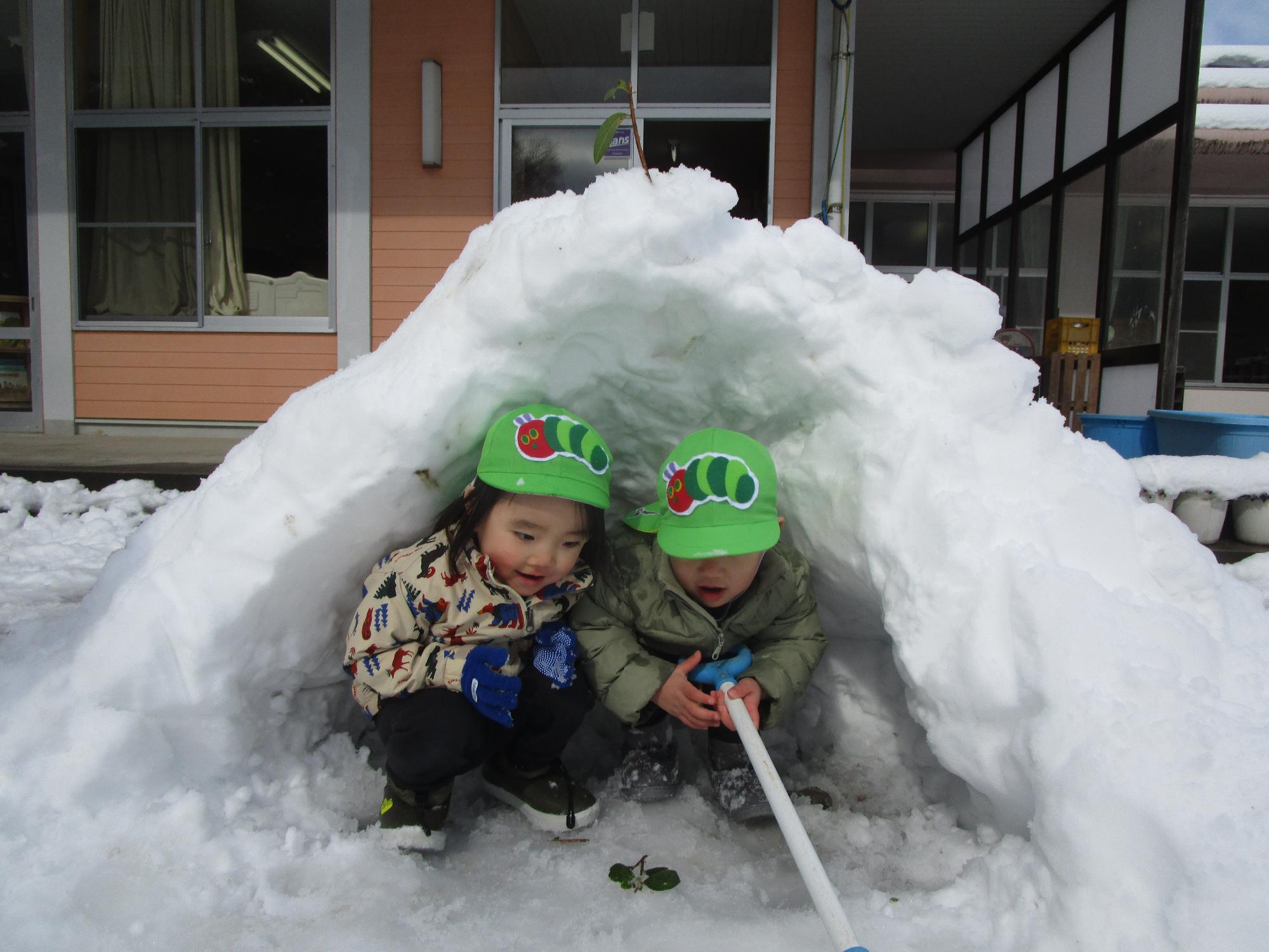 かまくらに入っているところ