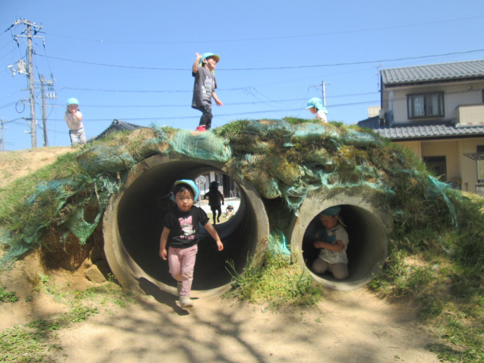 築山トンネルをくぐるこども達