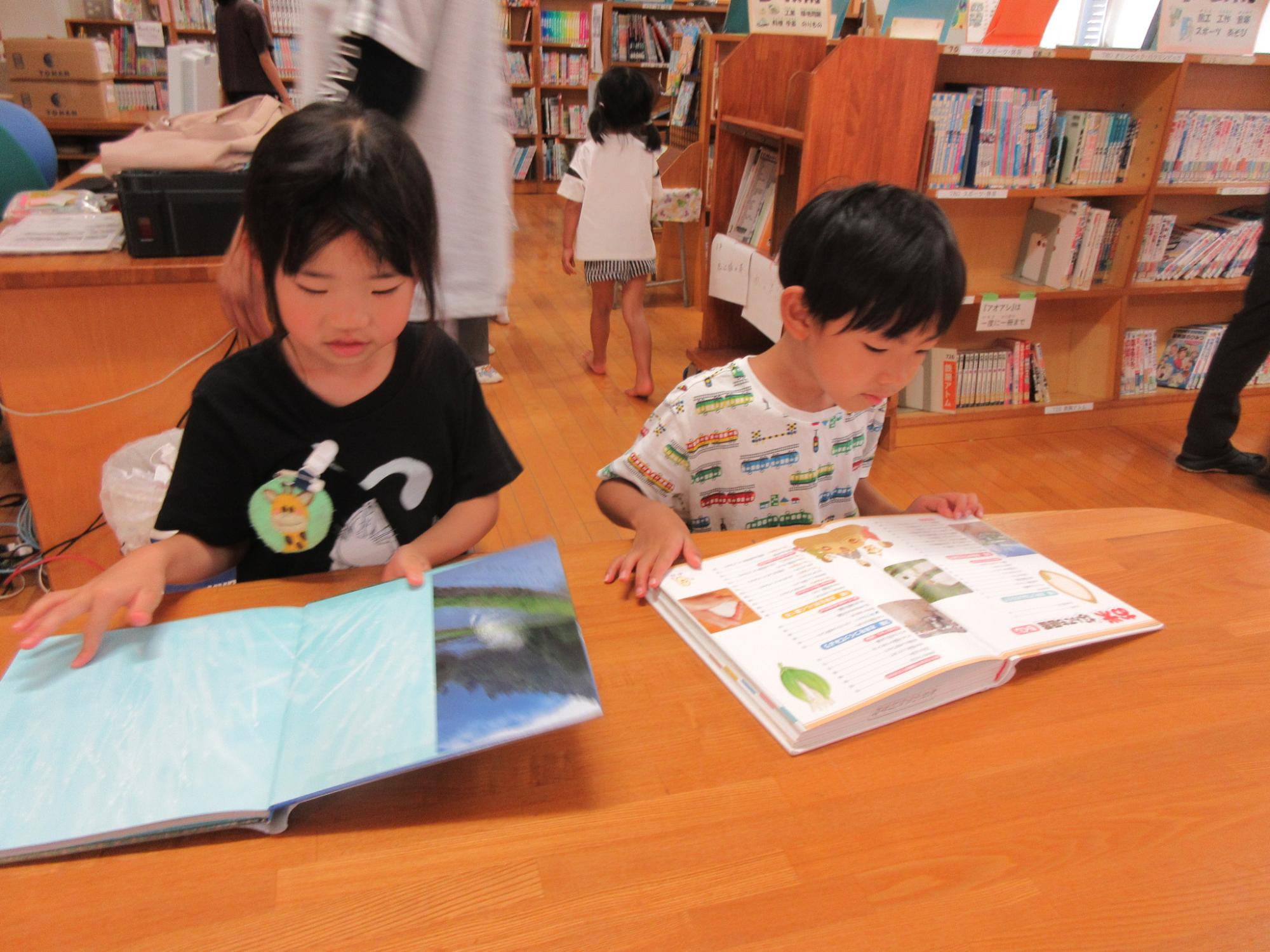 お米の絵本を見つけてみる2人のこども