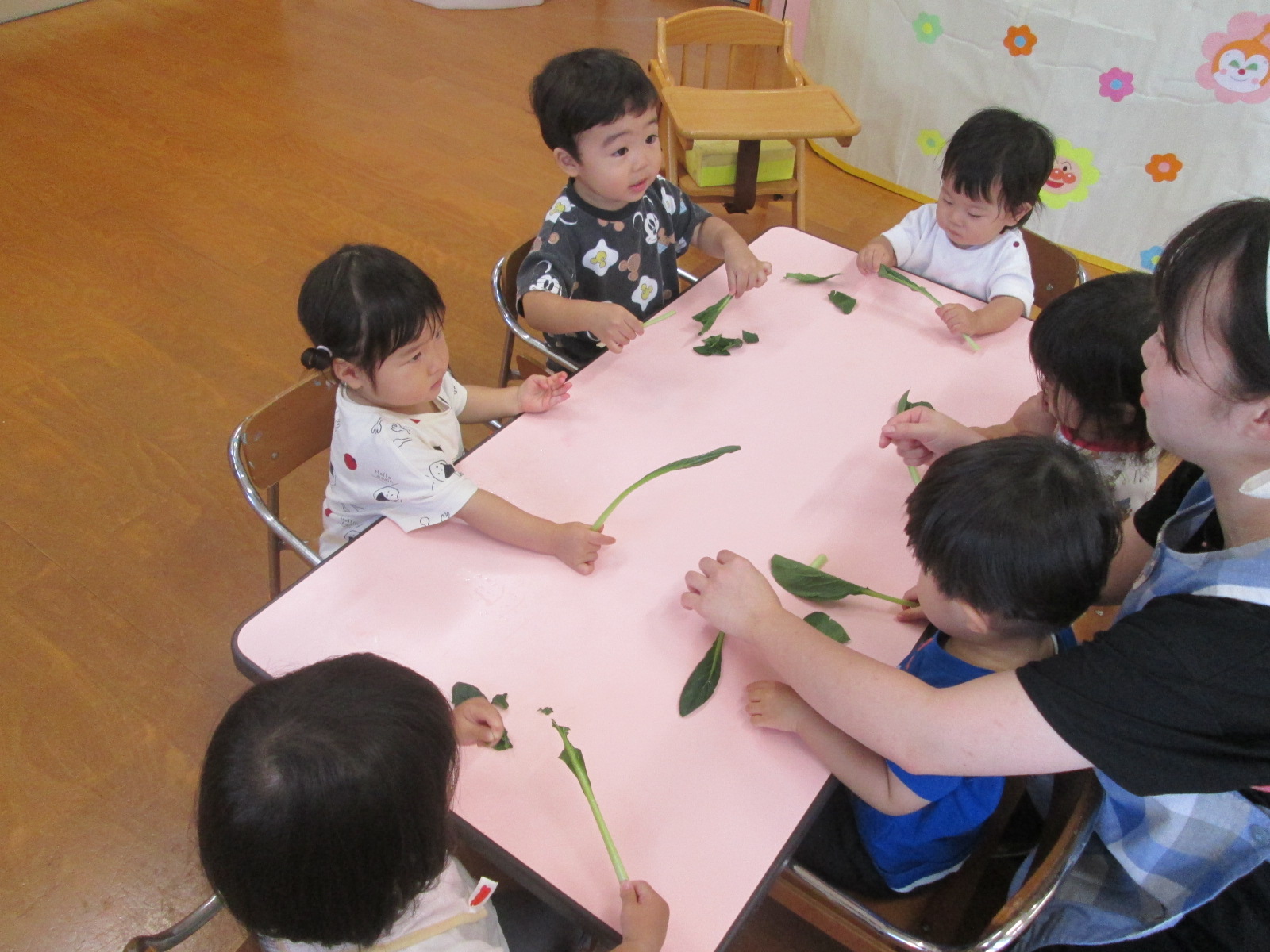 小松菜を千切る1歳児