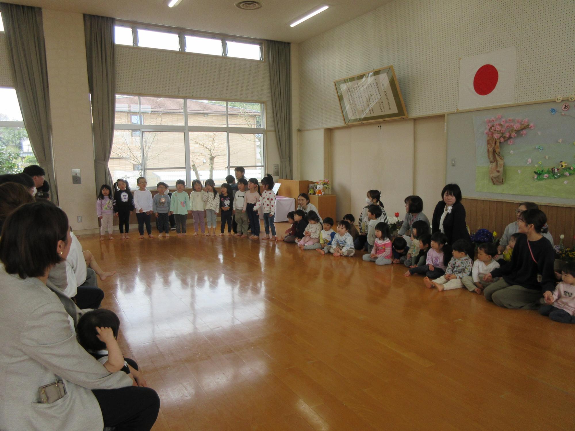 入園式で歓迎の歌を歌うこども達