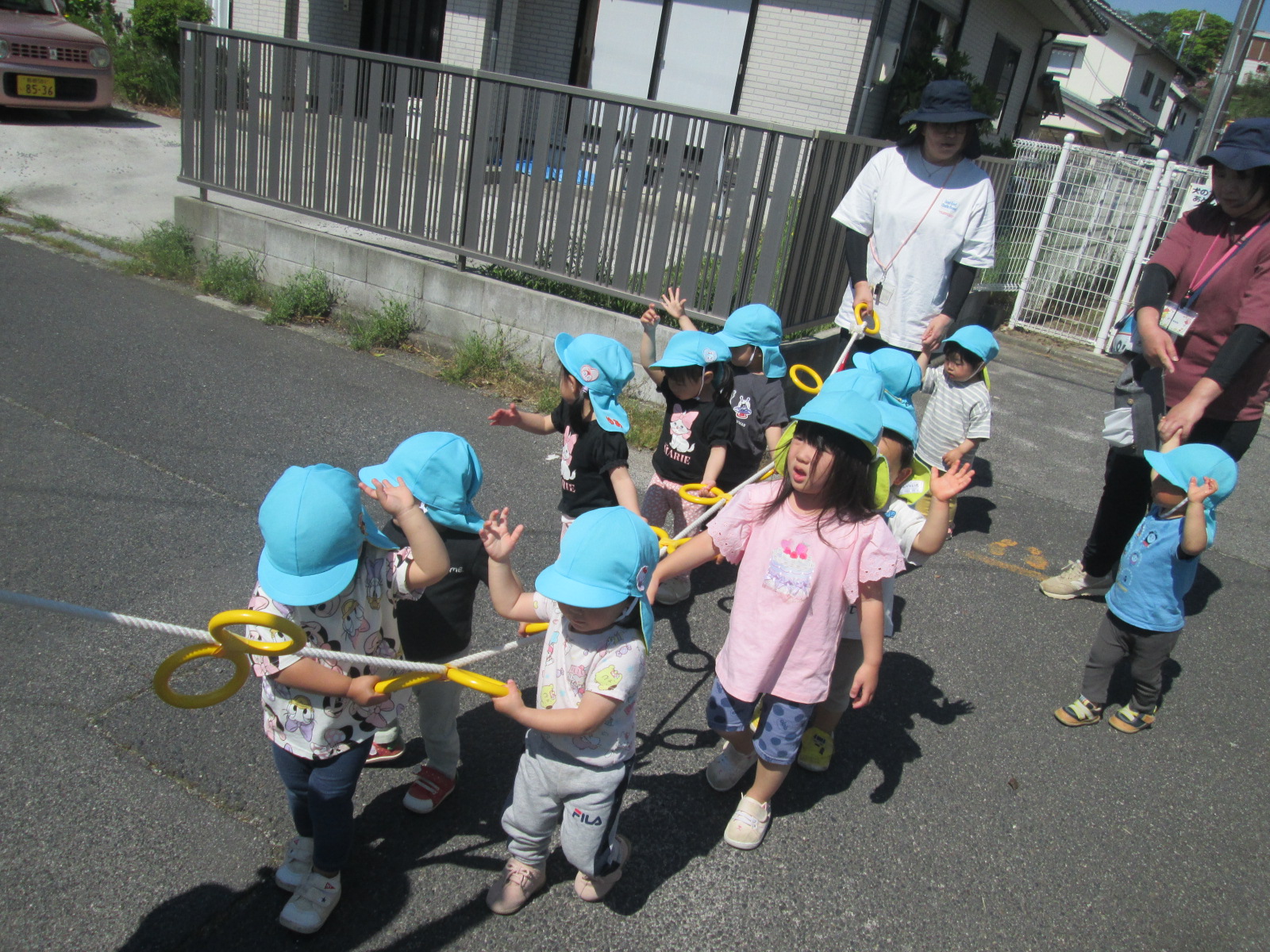 さんぽロープを持って歩くこども達