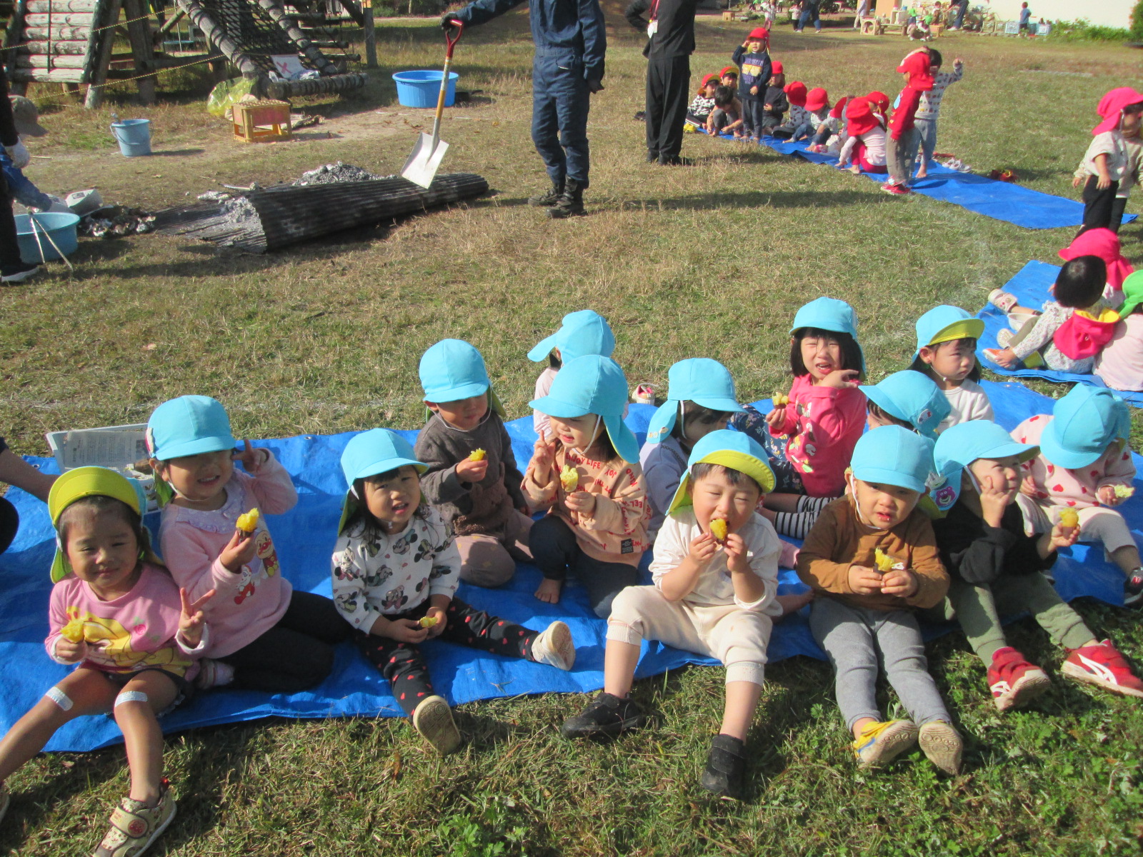 焼き芋をほおばる2歳児りんご組さん