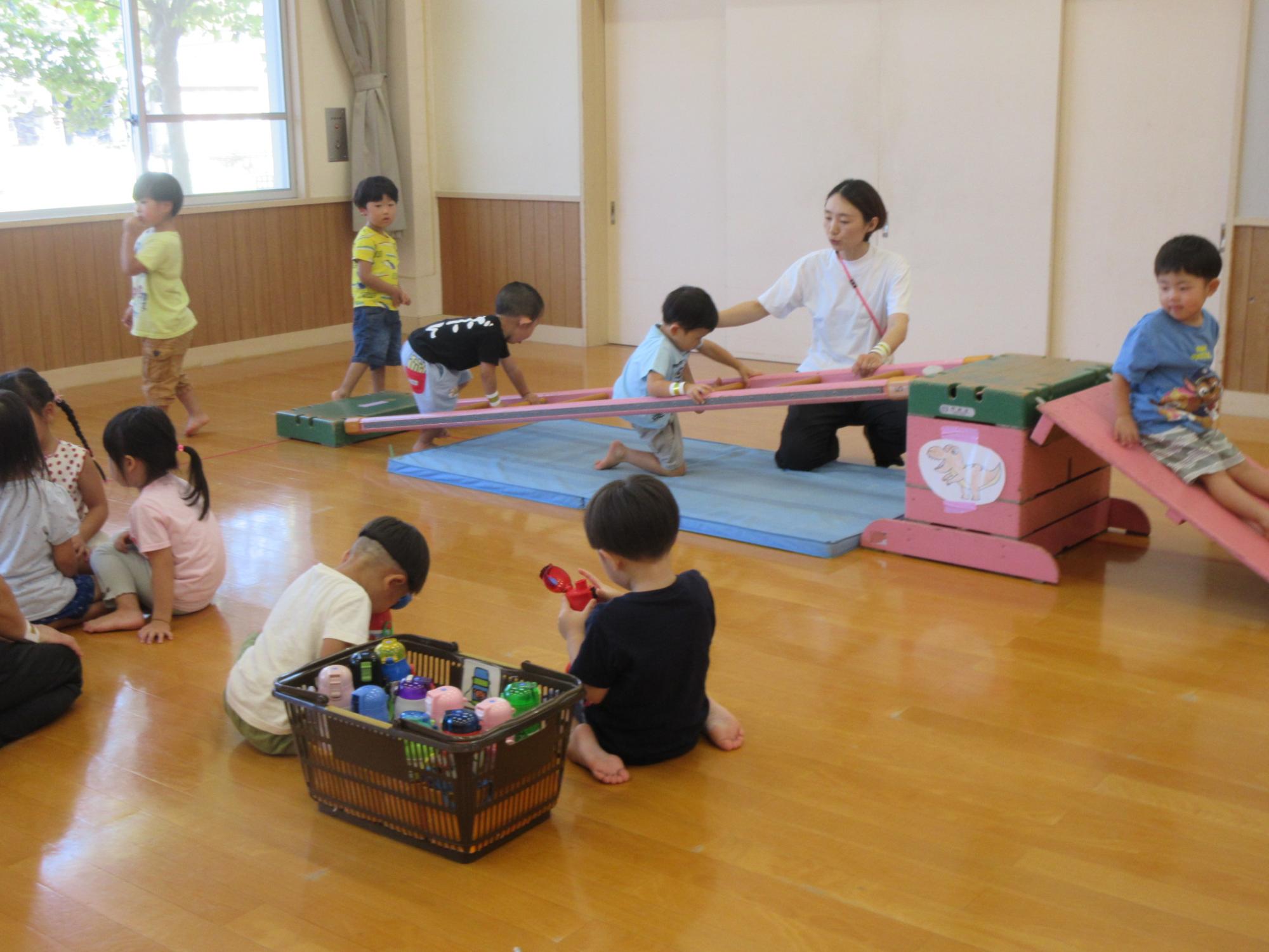 巧技台を使って体を動かして遊ぶ3歳児