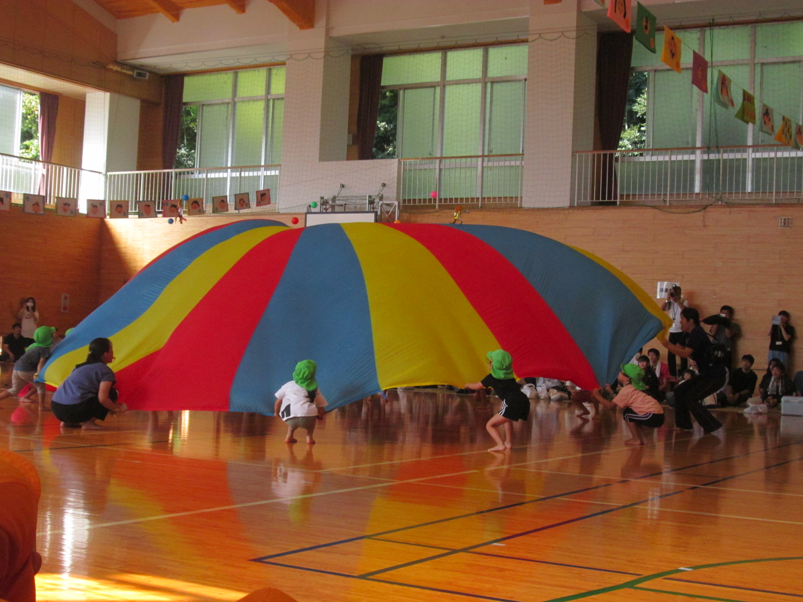 運動会の遊戯でバルーンをする5歳児