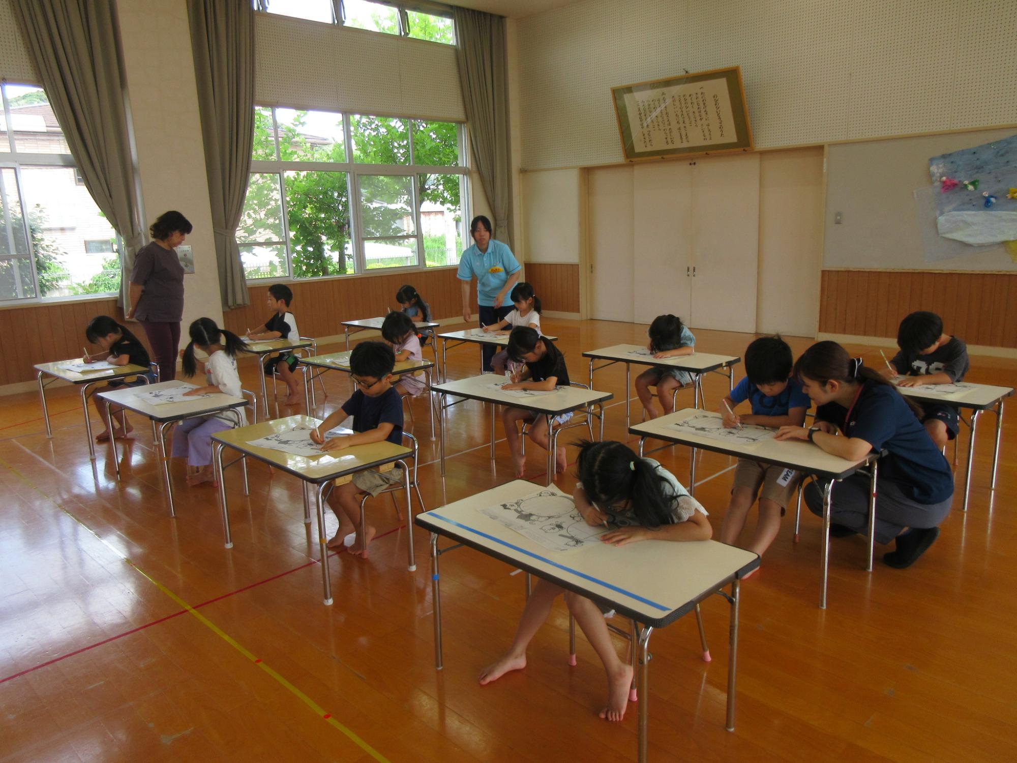 勉強ごっこをする年長さん