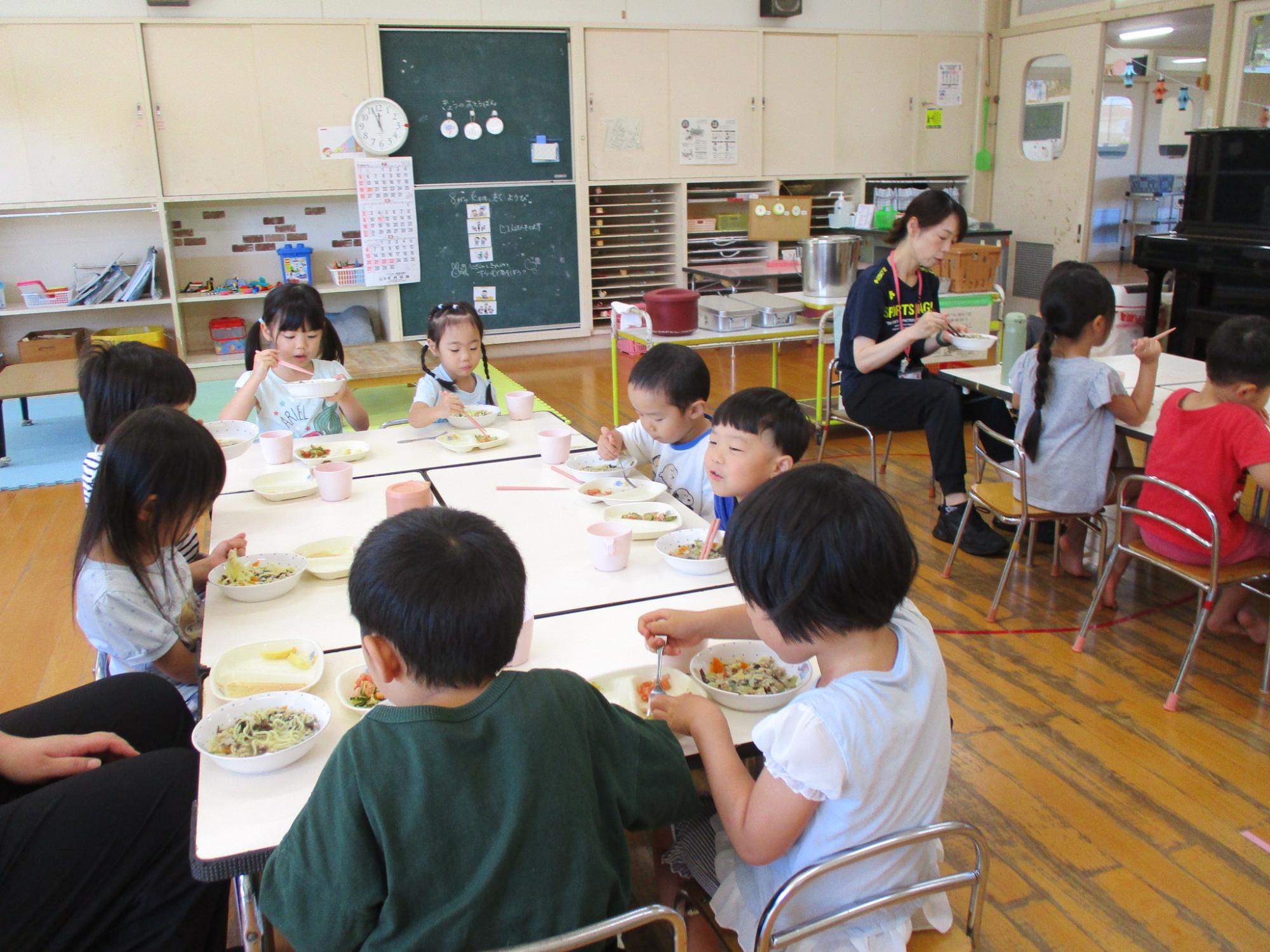 給食を食べるこどもたち