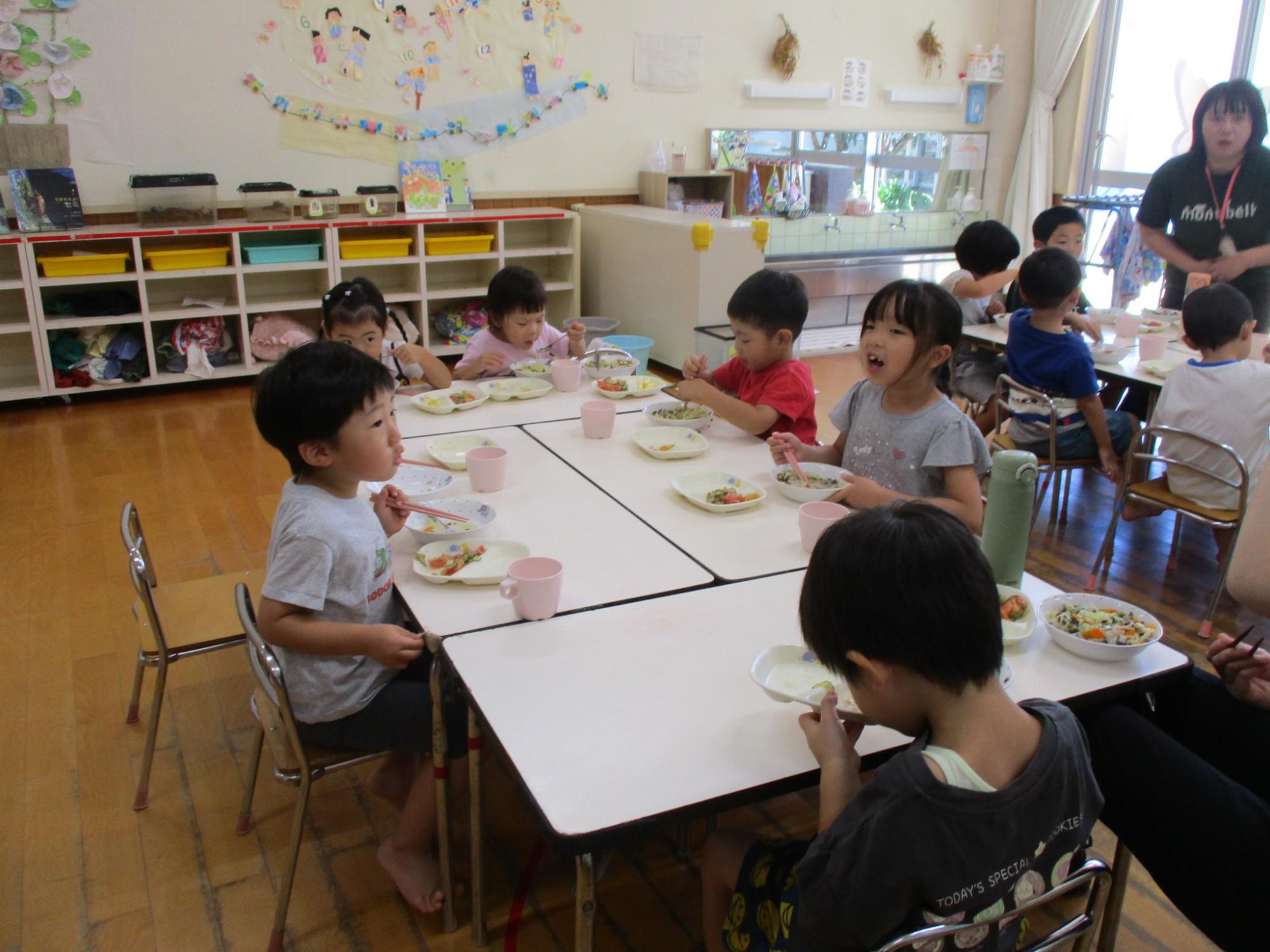 給食を食べるこどもたち