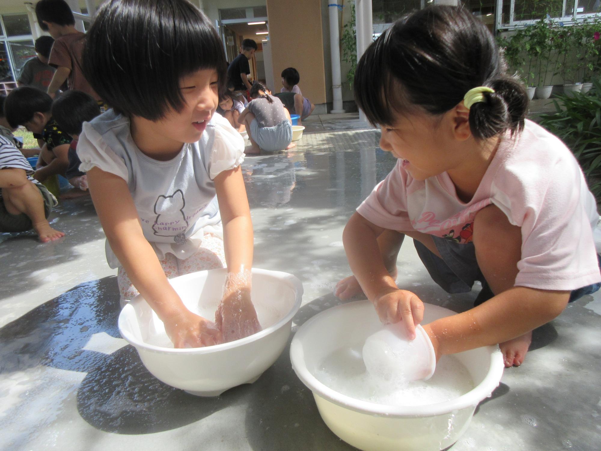 泡遊びをする女の子2人
