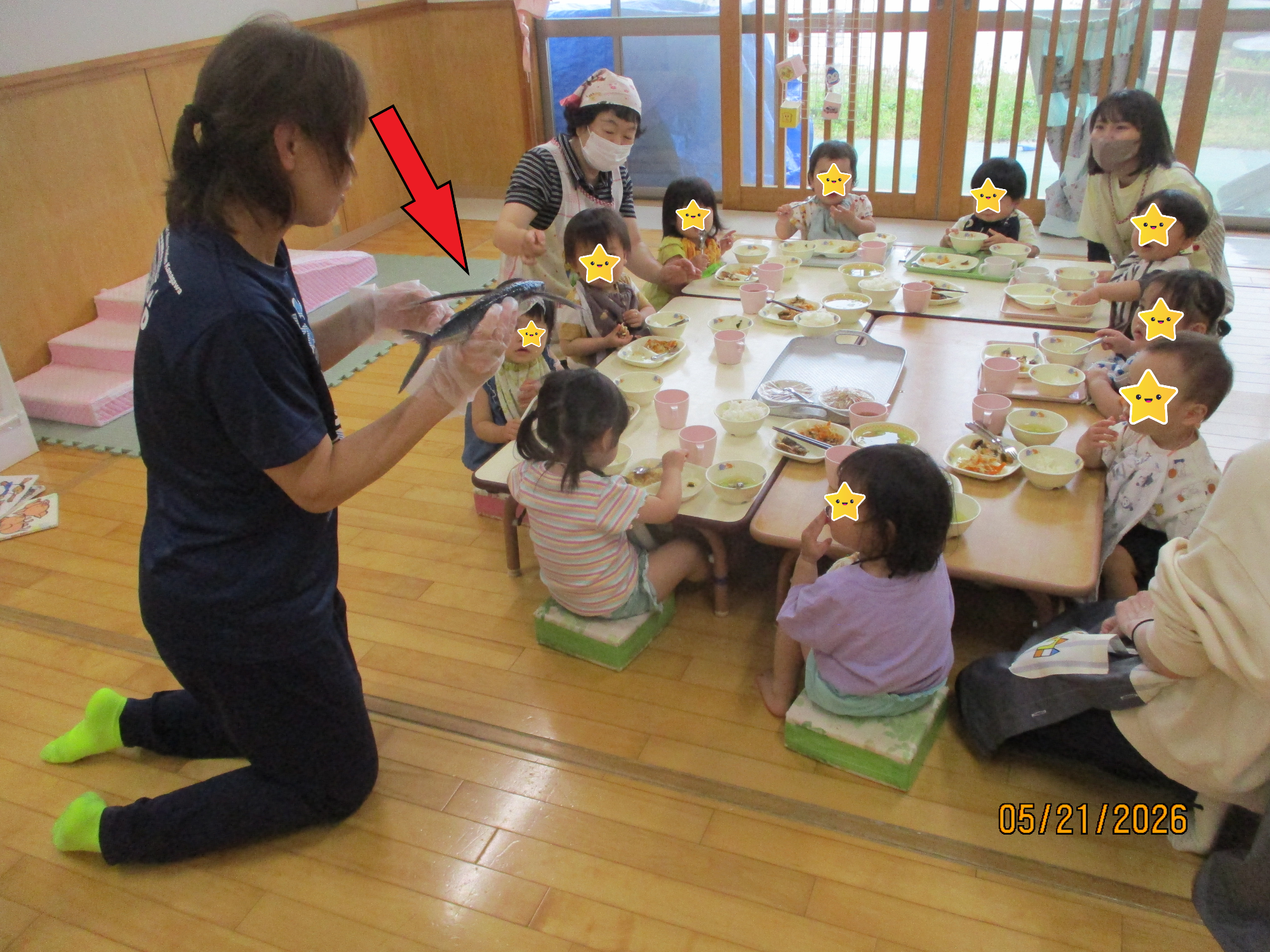 トビウオを見つめるこども達