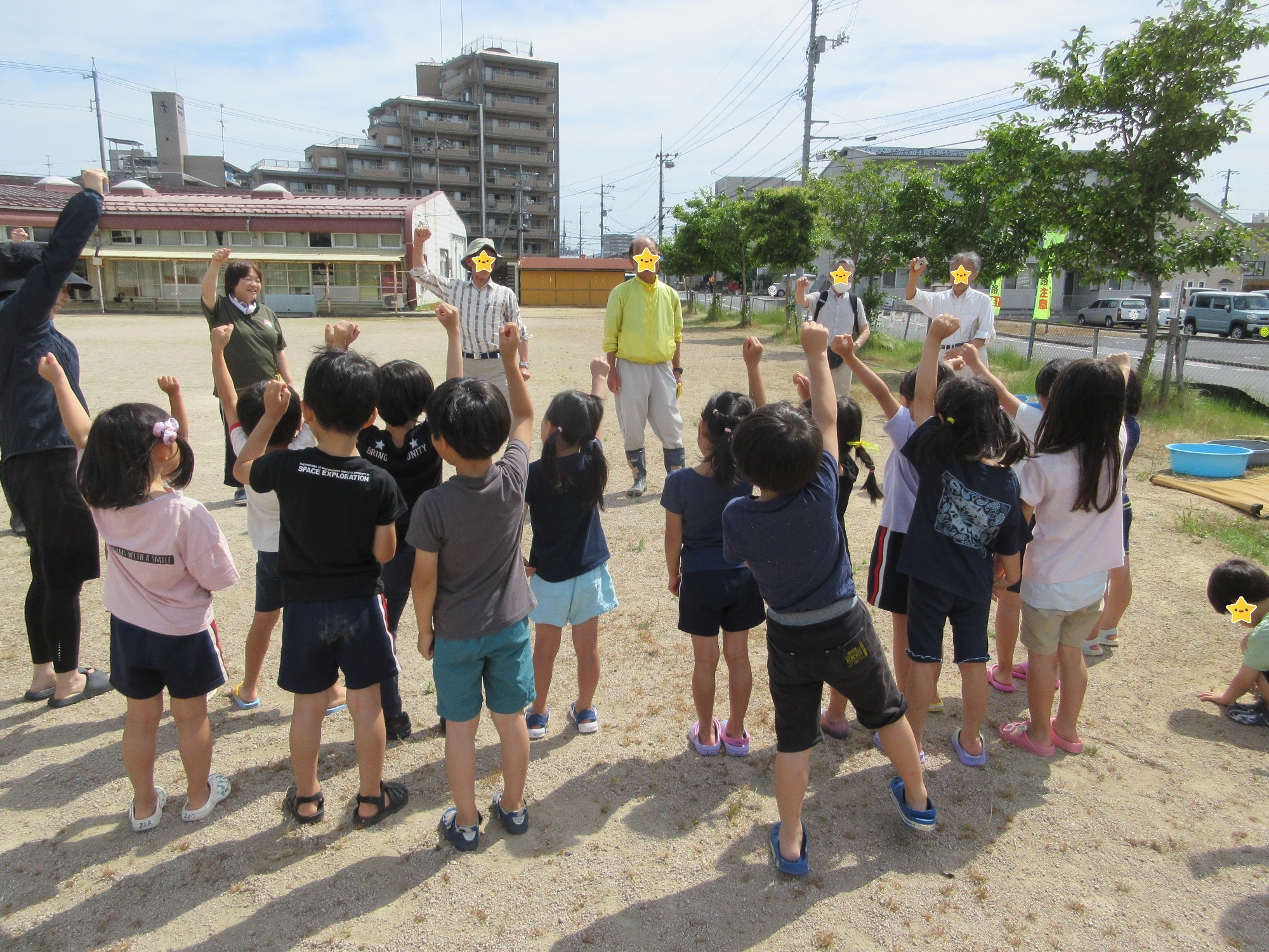 泥んこ遊びへレッツゴー