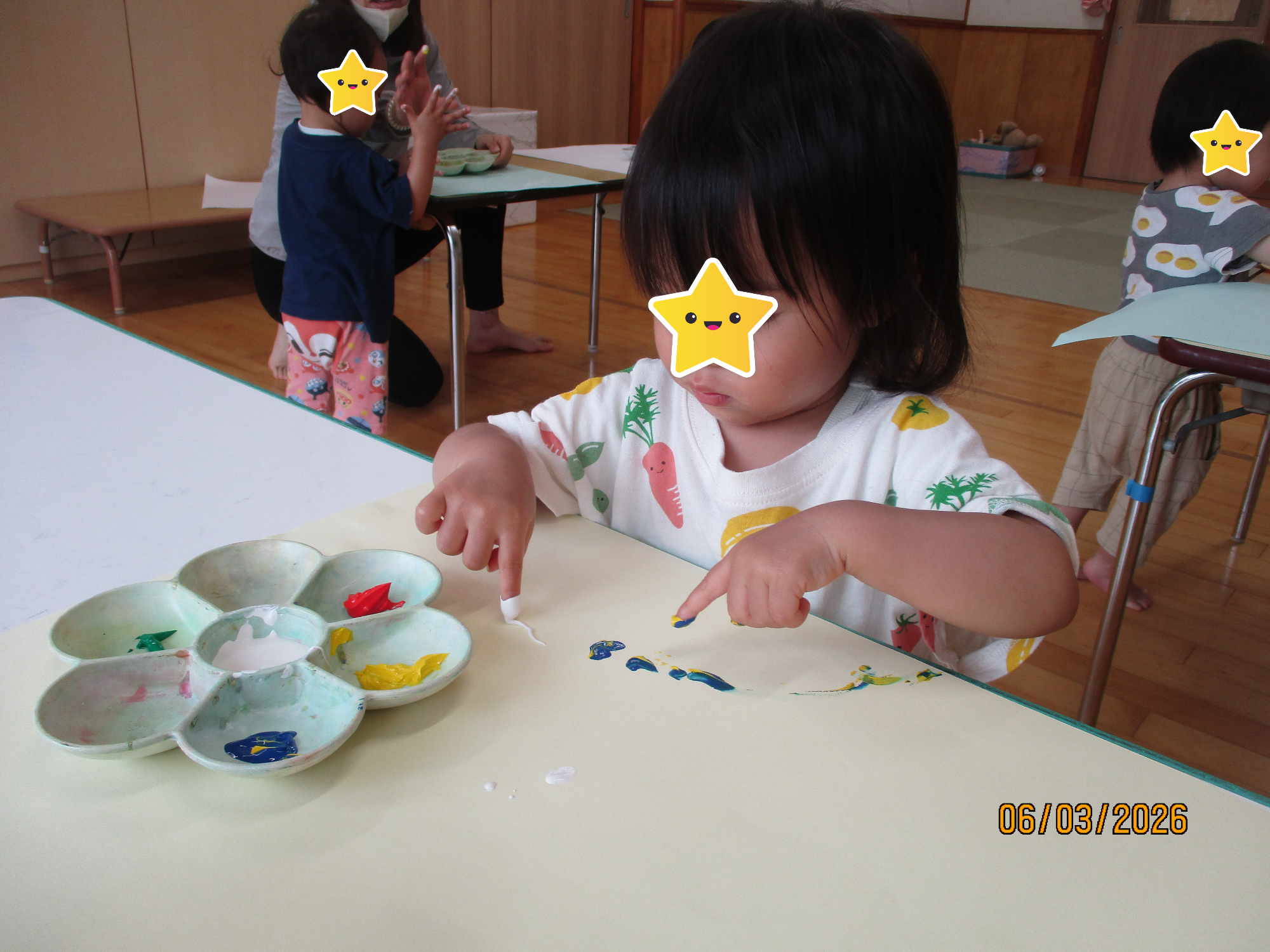 えのぐをつんつん！