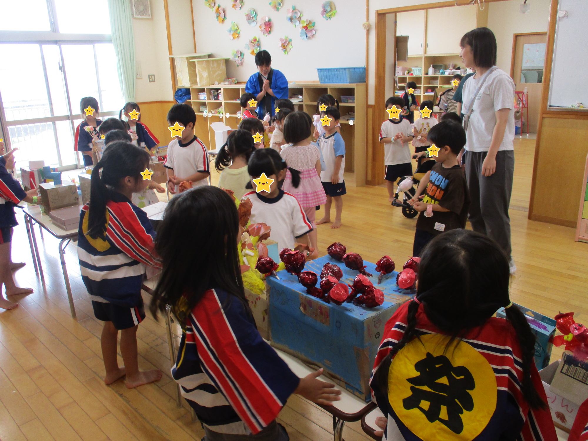 りんごあめやチョコバナナ、おいしそうな食べ物がいっぱい！