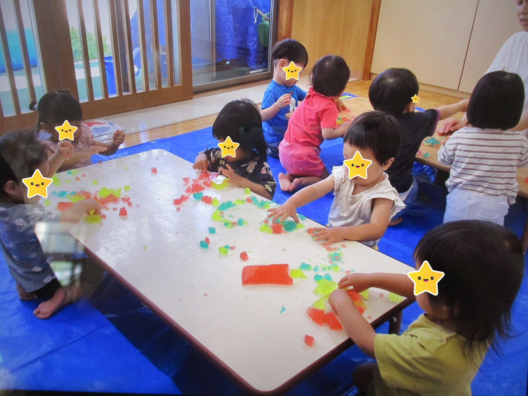 寒天を指でつまんだり、つぶしたり、いろいろな感触を楽しんでいます