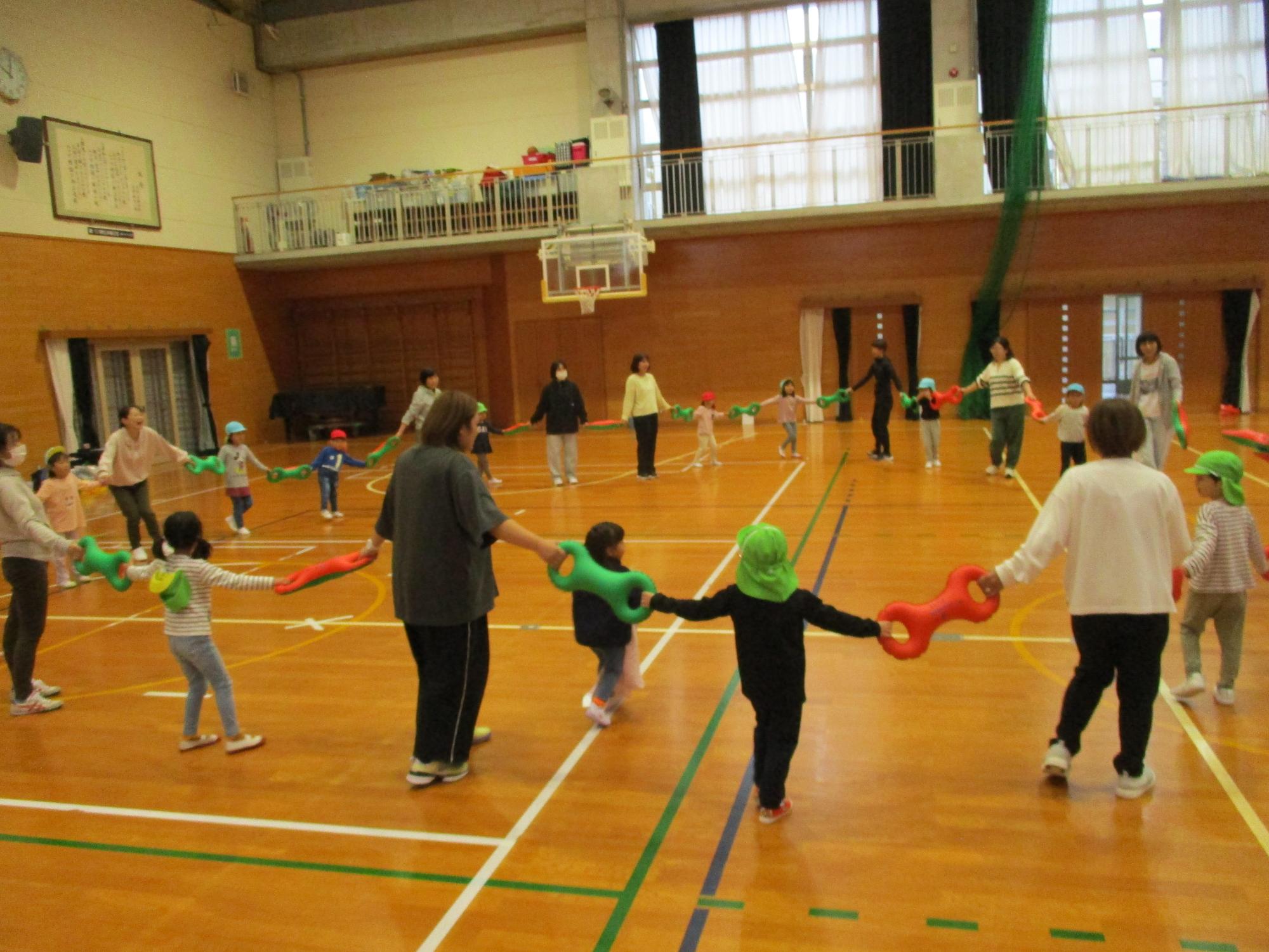 みんなでつながって大きな輪ができました