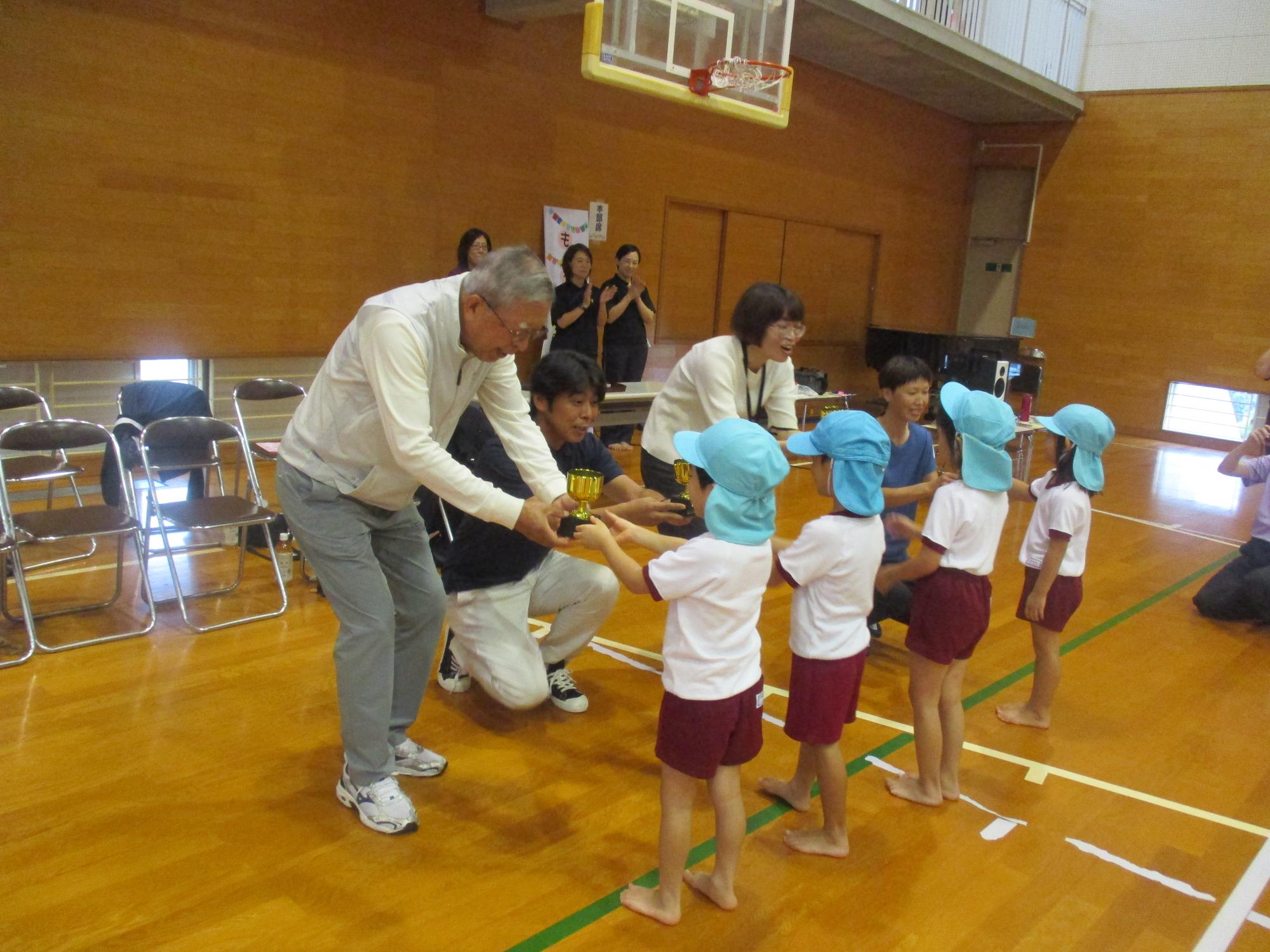 ぴかぴかにかがやくトロフィーをいただきました。