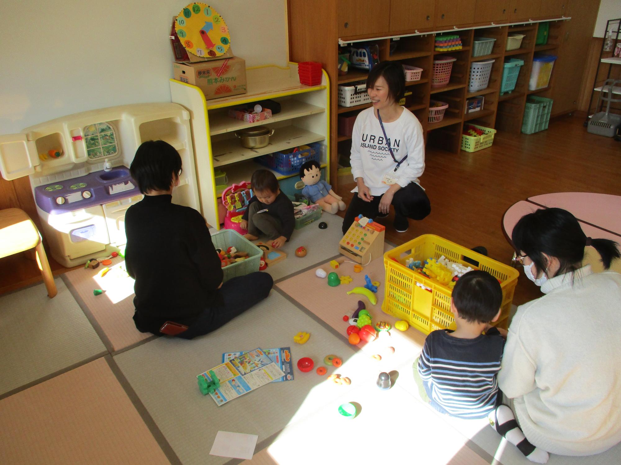 子ども達はおもちゃに夢中おうちの方はお話に夢中