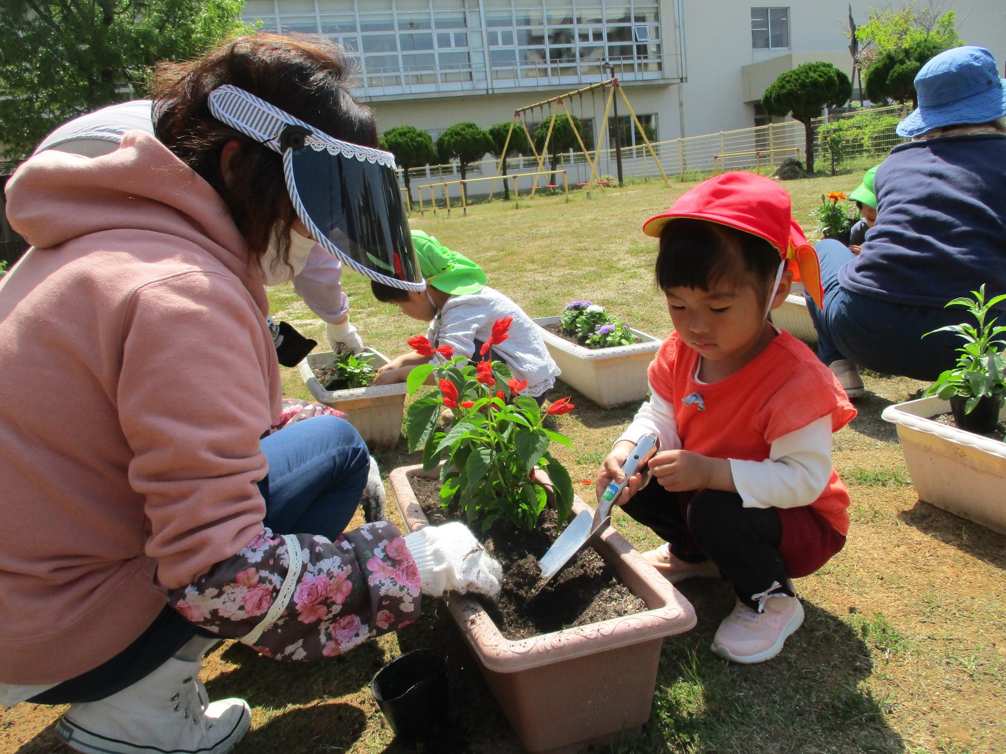 お花の植え方を教えてもらったよ