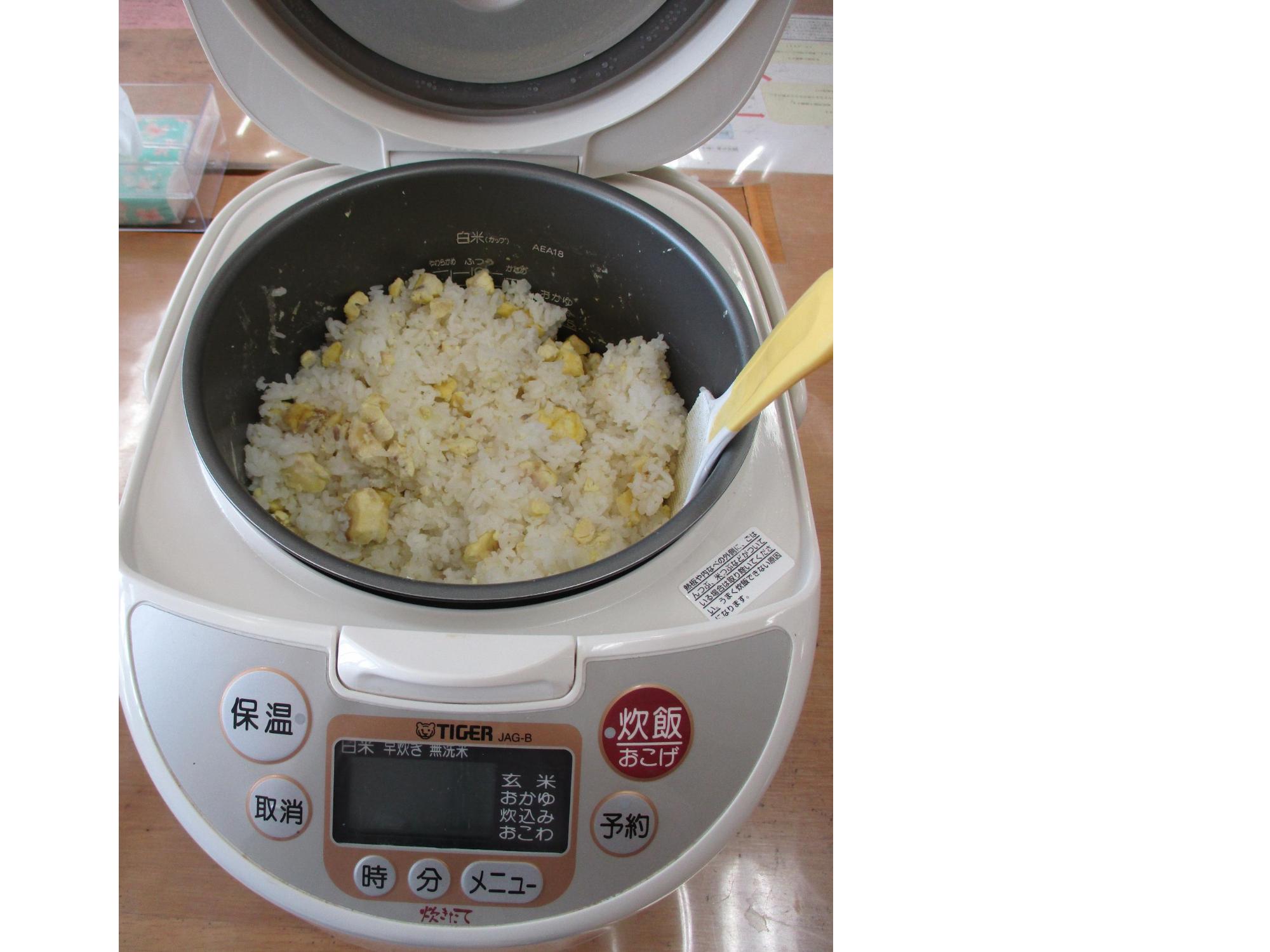 栗がごろごろ入った炊き立ての栗ご飯。おいしそう。