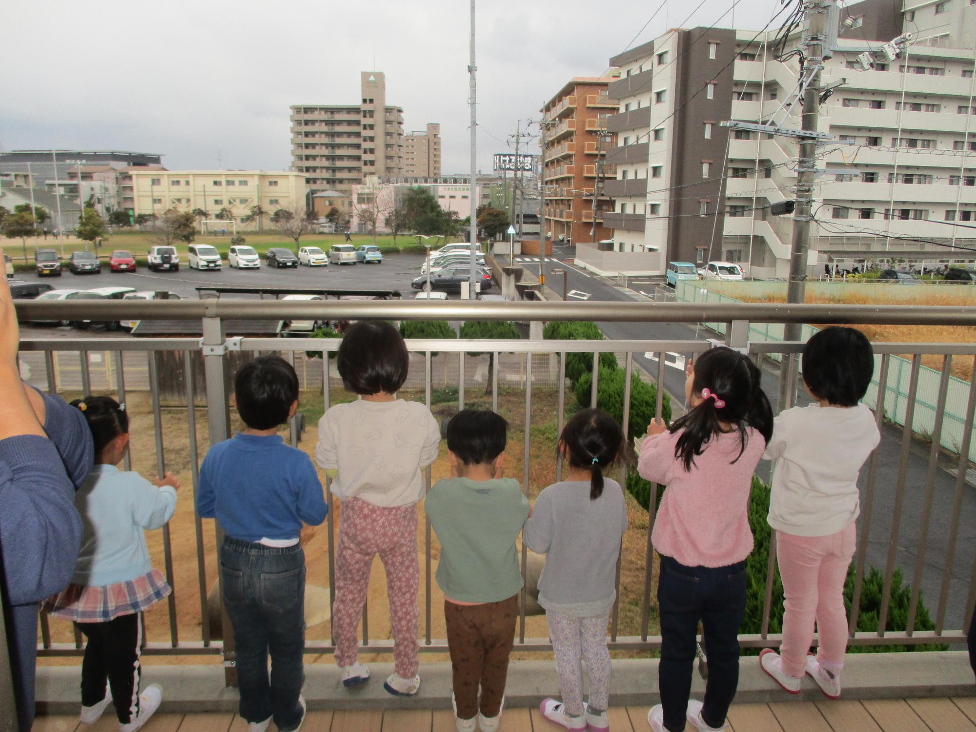 子どもたちの視線の先は