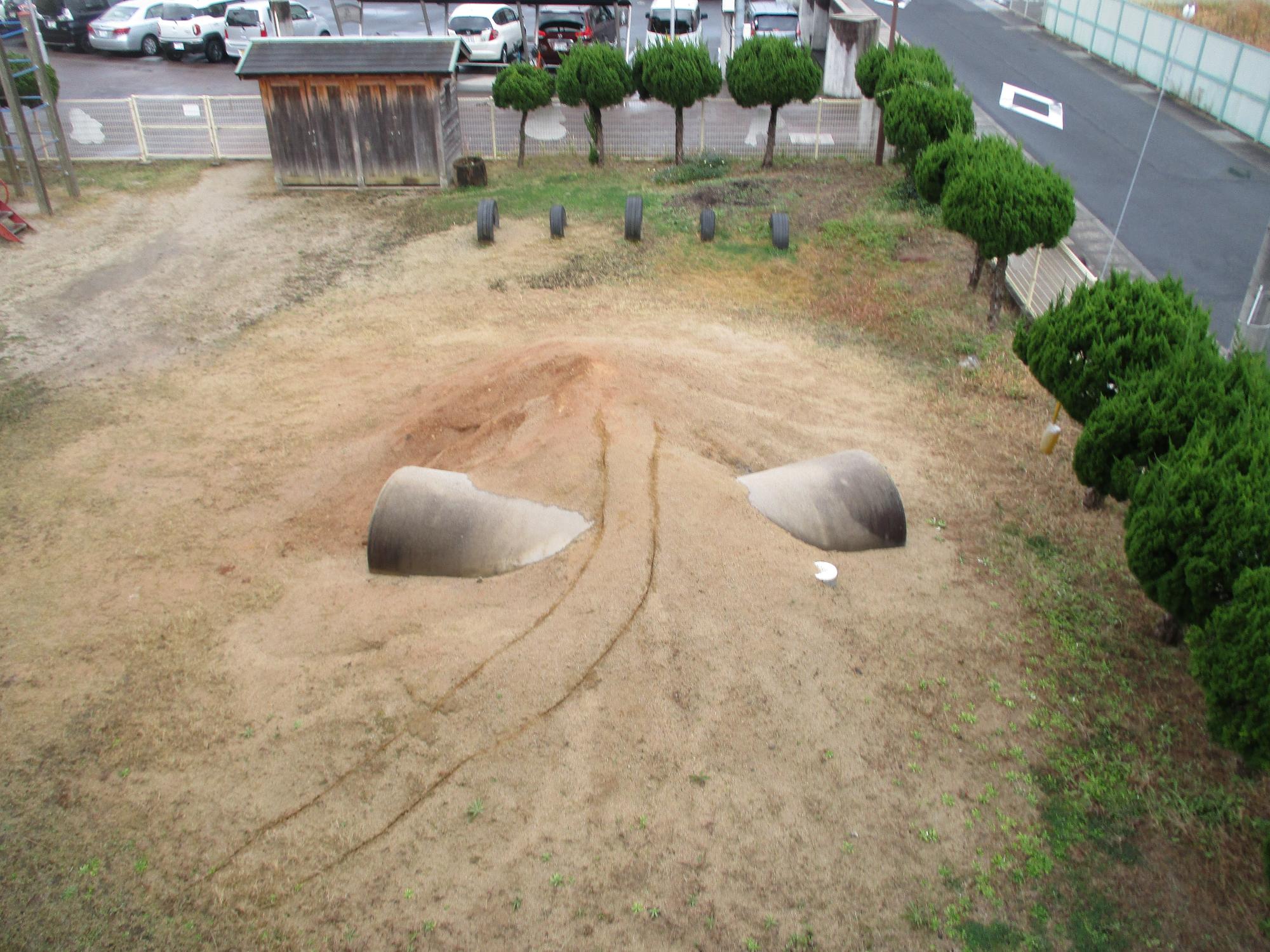 築山についていた橇の跡