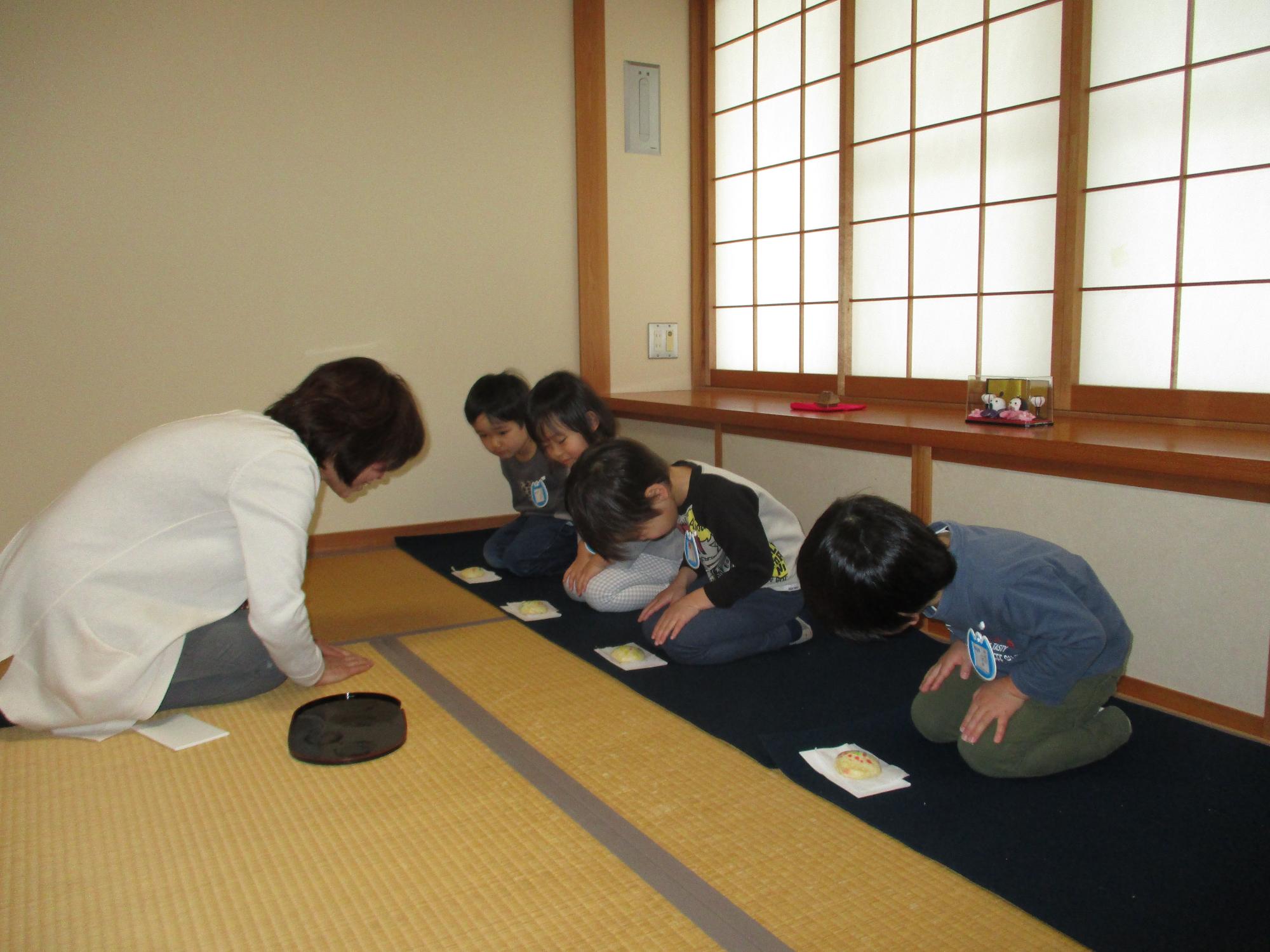 年少さんは見様見真似でお辞儀