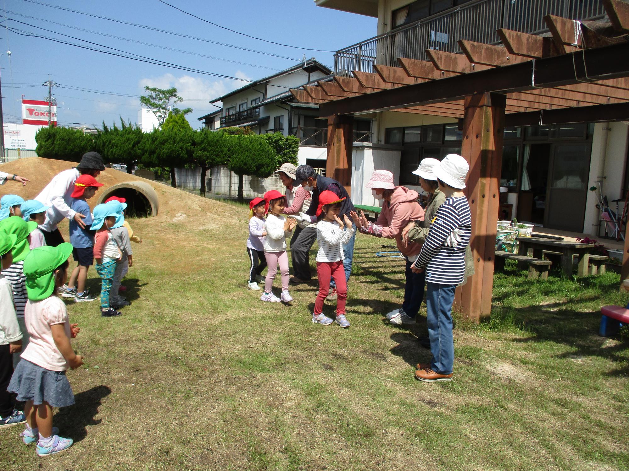 最後はタッチでバイバイ「また来てね」