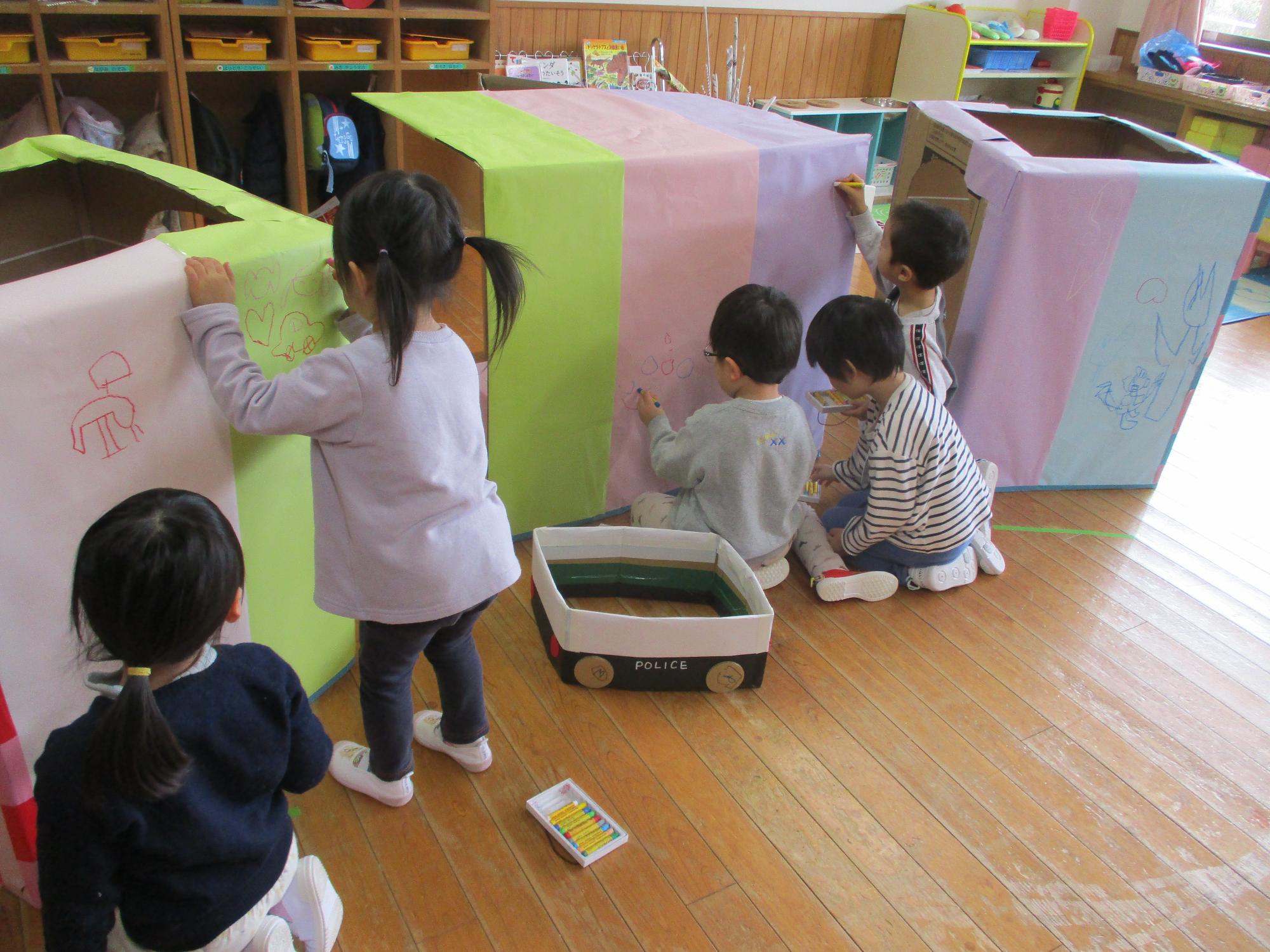 当日使用する大道具も自分たちでデコレーションしていきます