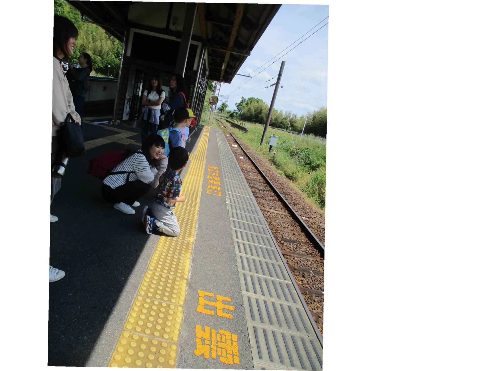 駅で電車を待っているところ
